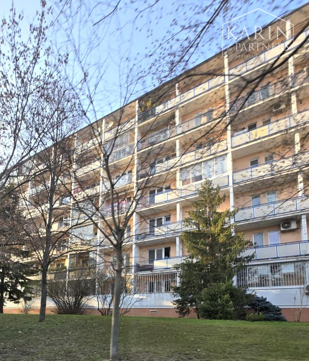 PREDAJ–Nadštandardný 3-izbový byt  s loggiou v  top lokalite Ružinova – Trávniky