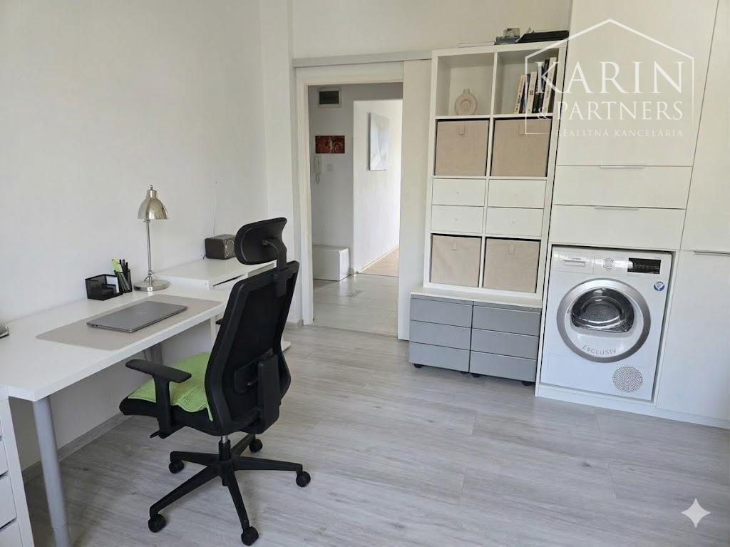 PREDAJ–Nadštandardný 3-izbový byt  s loggiou v  top lokalite Ružinova – Trávniky