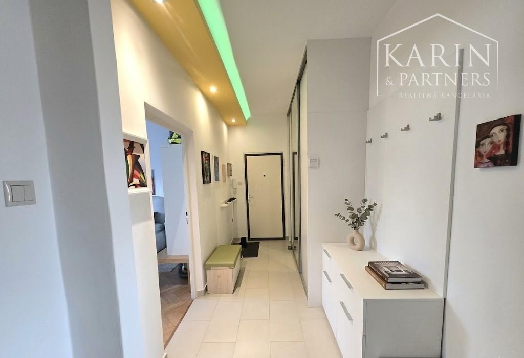 PREDAJ–Nadštandardný 3-izbový byt  s loggiou v  top lokalite Ružinova – Trávniky