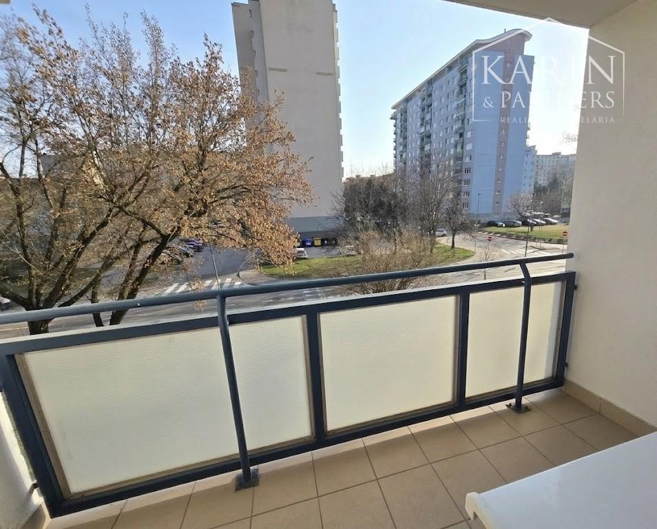 PREDAJ–Nadštandardný 3-izbový byt  s loggiou v  top lokalite Ružinova – Trávniky
