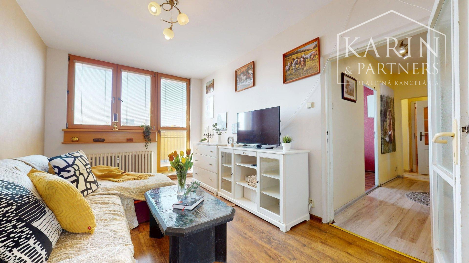 ZREKONŠTRUOVANÝ A ZARIADENÝ 2I BYT S ROZĽAHLOU TERASOU A PIVNICOU