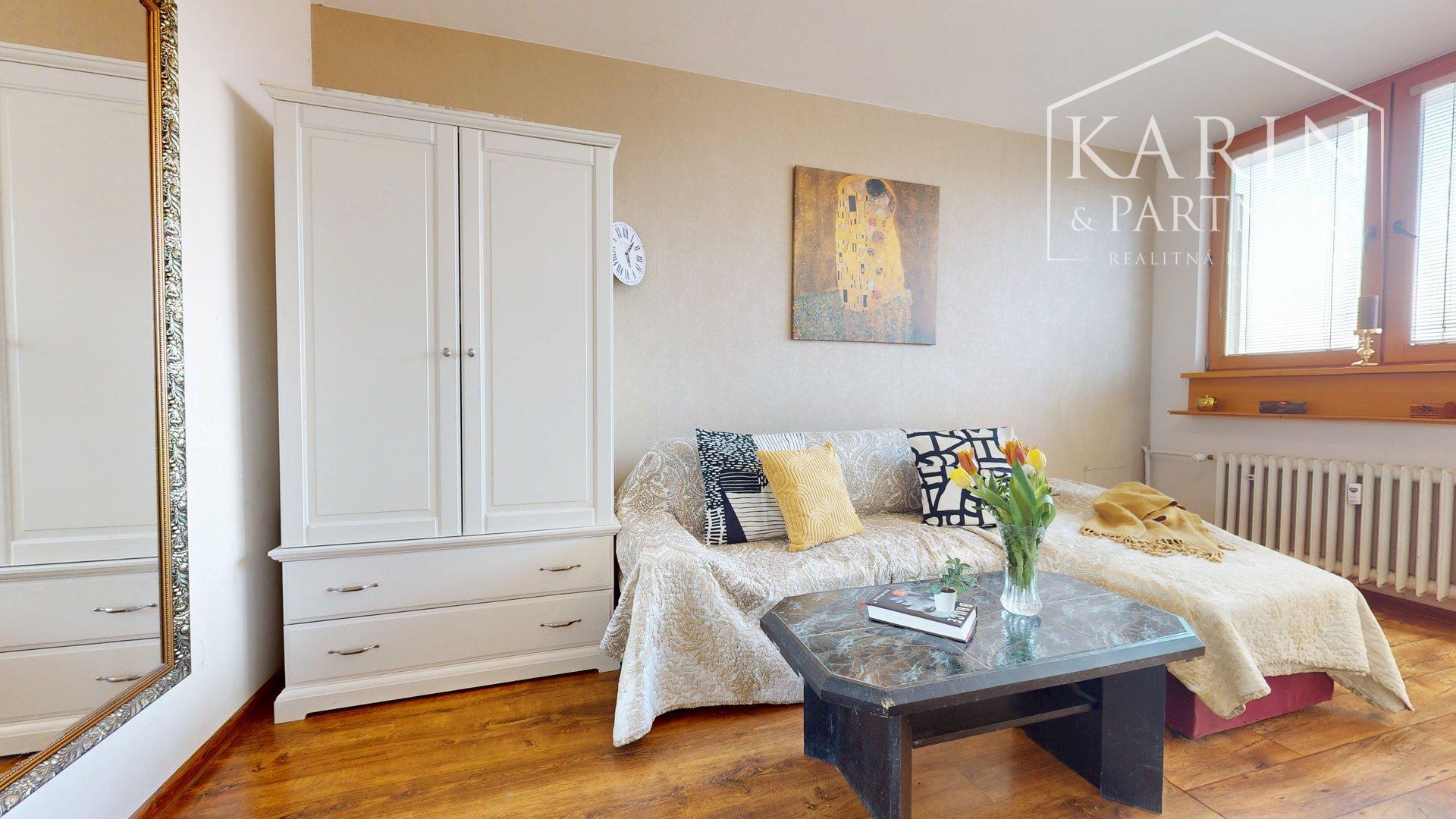 ZREKONŠTRUOVANÝ A ZARIADENÝ 2I BYT S ROZĽAHLOU TERASOU A PIVNICOU