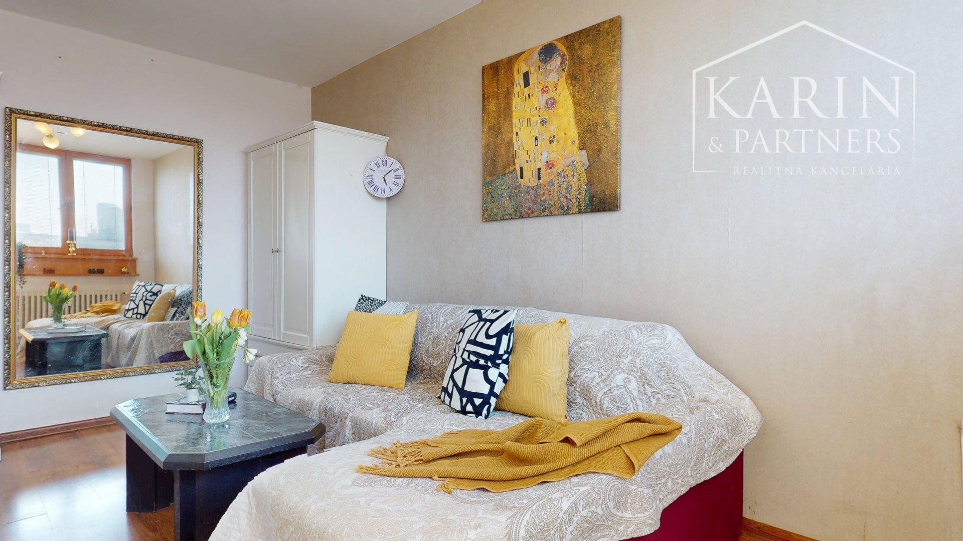 ZREKONŠTRUOVANÝ A ZARIADENÝ 2I BYT S ROZĽAHLOU TERASOU A PIVNICOU