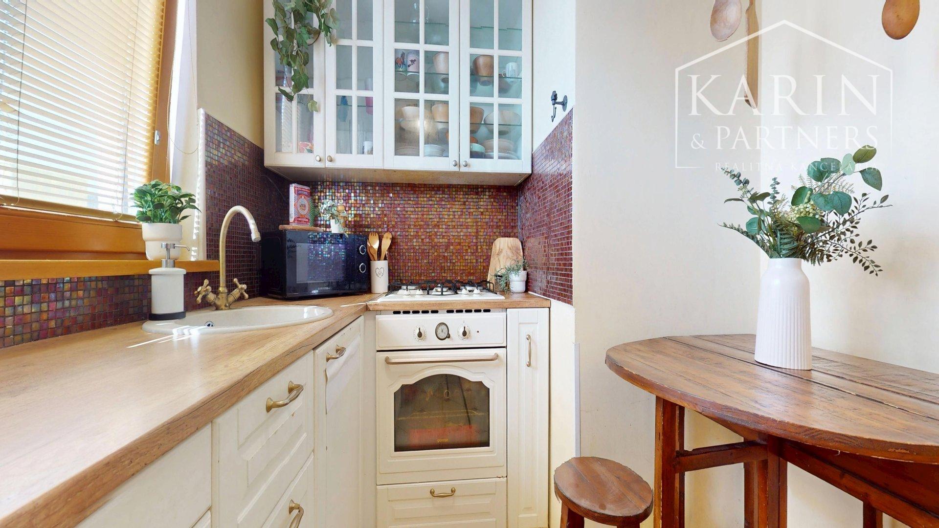 ZREKONŠTRUOVANÝ A ZARIADENÝ 2I BYT S ROZĽAHLOU TERASOU A PIVNICOU