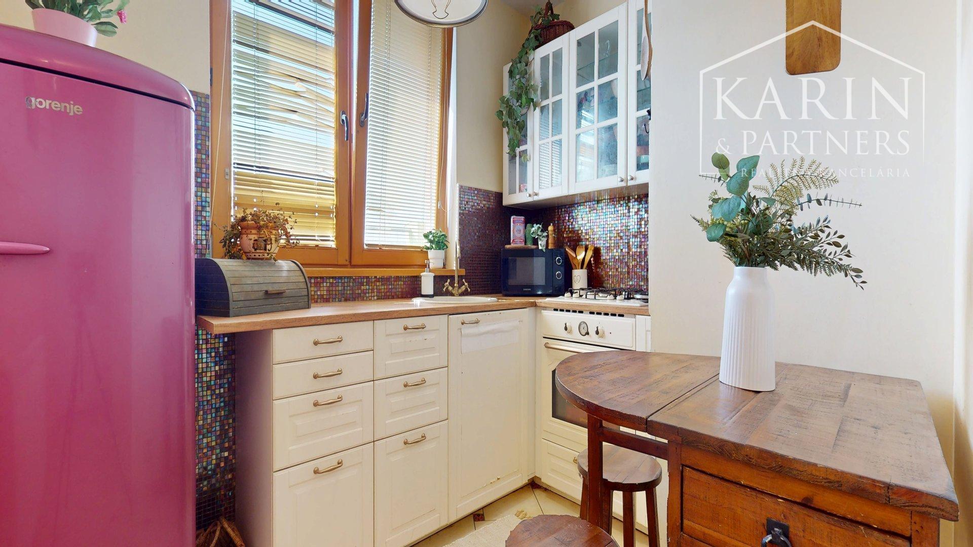 ZREKONŠTRUOVANÝ A ZARIADENÝ 2I BYT S ROZĽAHLOU TERASOU A PIVNICOU