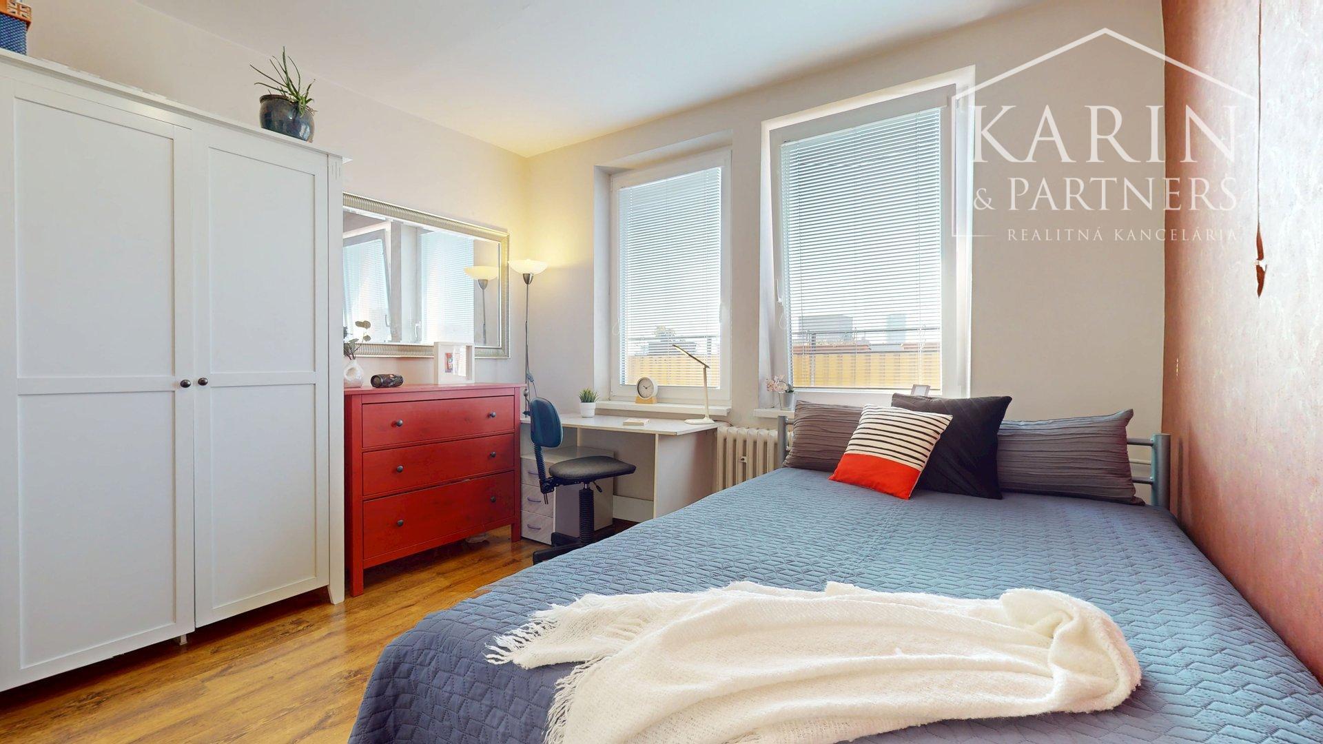 ZREKONŠTRUOVANÝ A ZARIADENÝ 2I BYT S ROZĽAHLOU TERASOU A PIVNICOU