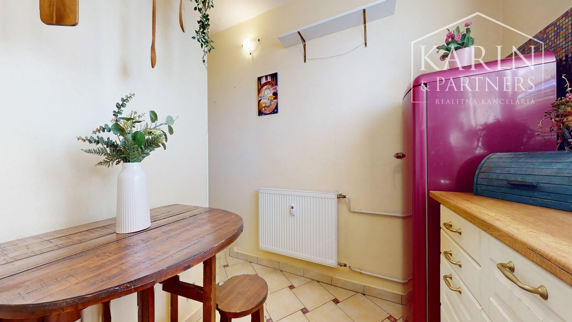 ZREKONŠTRUOVANÝ A ZARIADENÝ 2I BYT S ROZĽAHLOU TERASOU A PIVNICOU