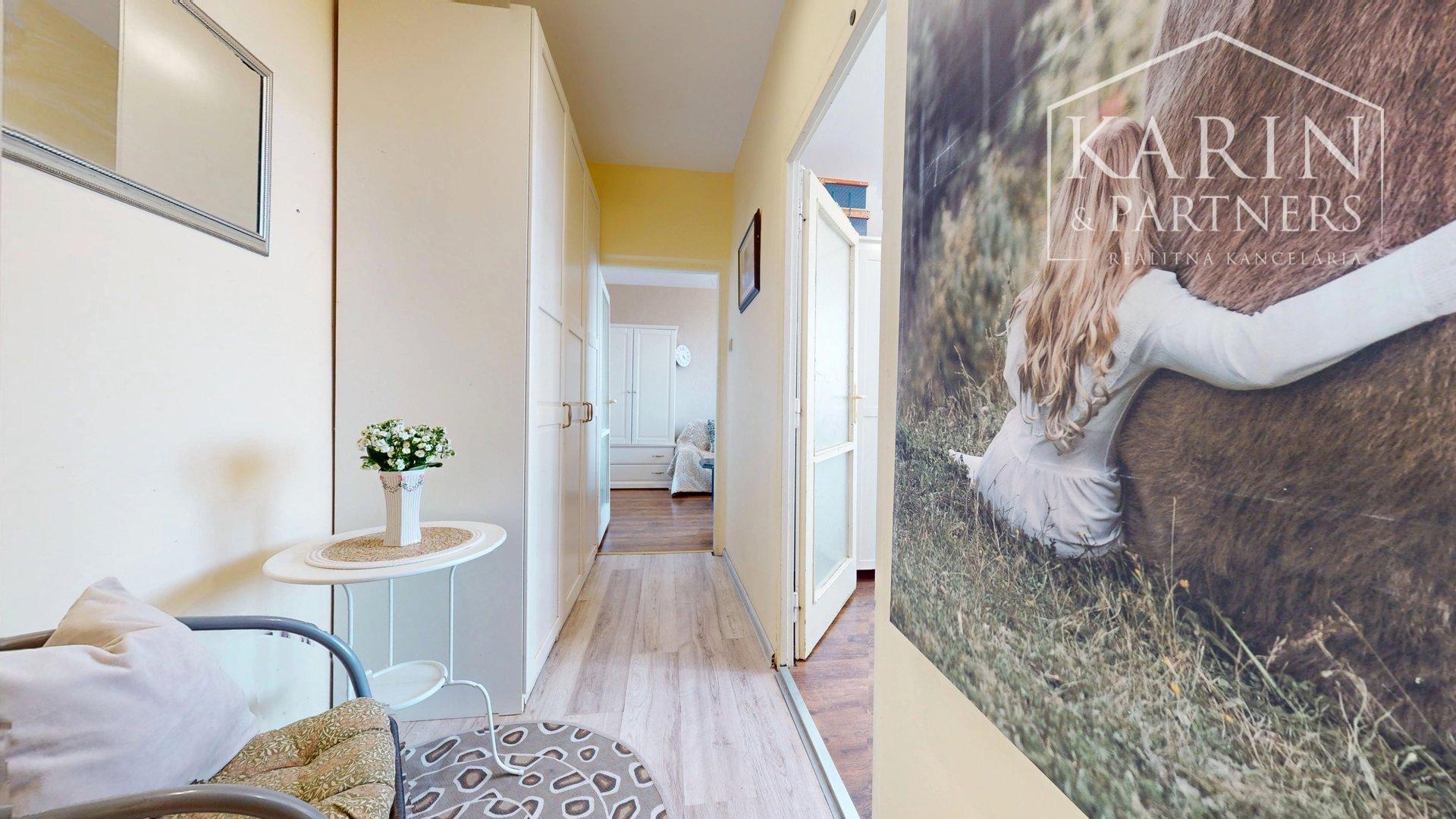 ZREKONŠTRUOVANÝ A ZARIADENÝ 2I BYT S ROZĽAHLOU TERASOU A PIVNICOU