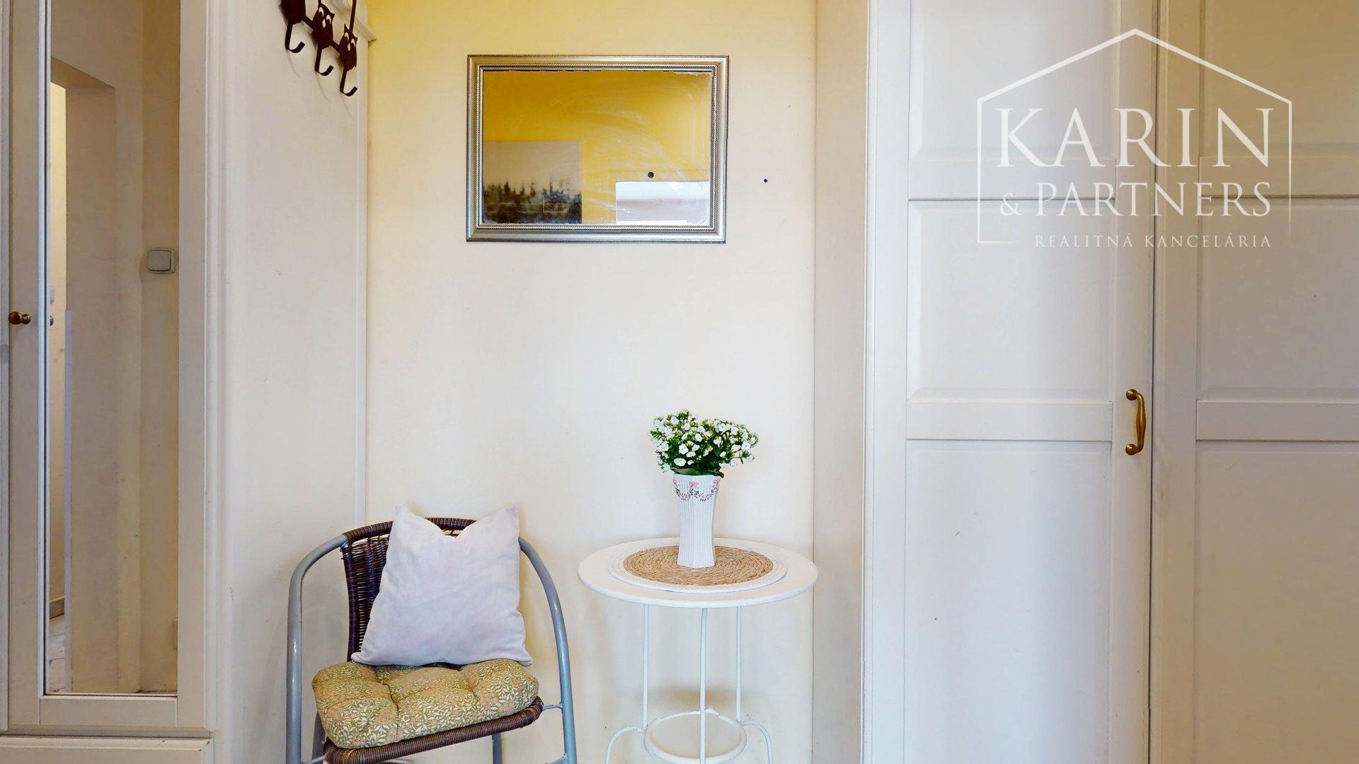 ZREKONŠTRUOVANÝ A ZARIADENÝ 2I BYT S ROZĽAHLOU TERASOU A PIVNICOU