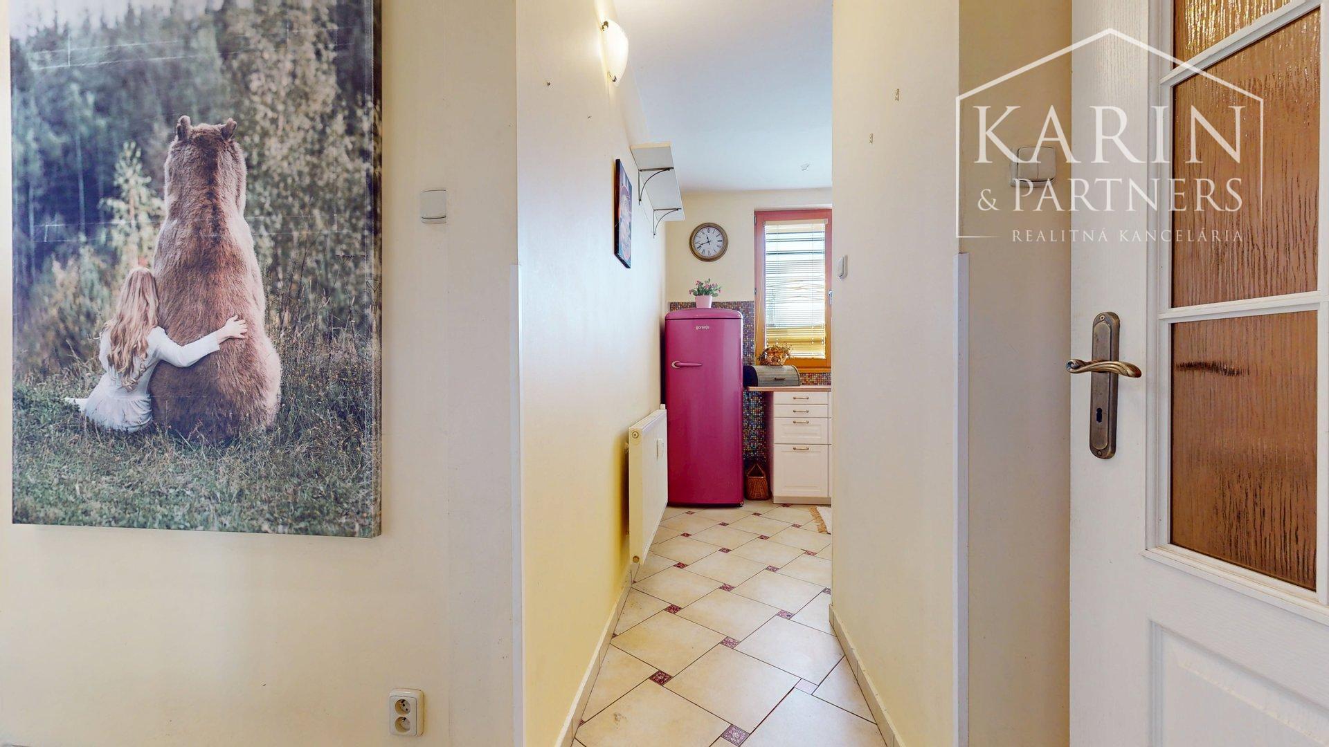 ZREKONŠTRUOVANÝ A ZARIADENÝ 2I BYT S ROZĽAHLOU TERASOU A PIVNICOU