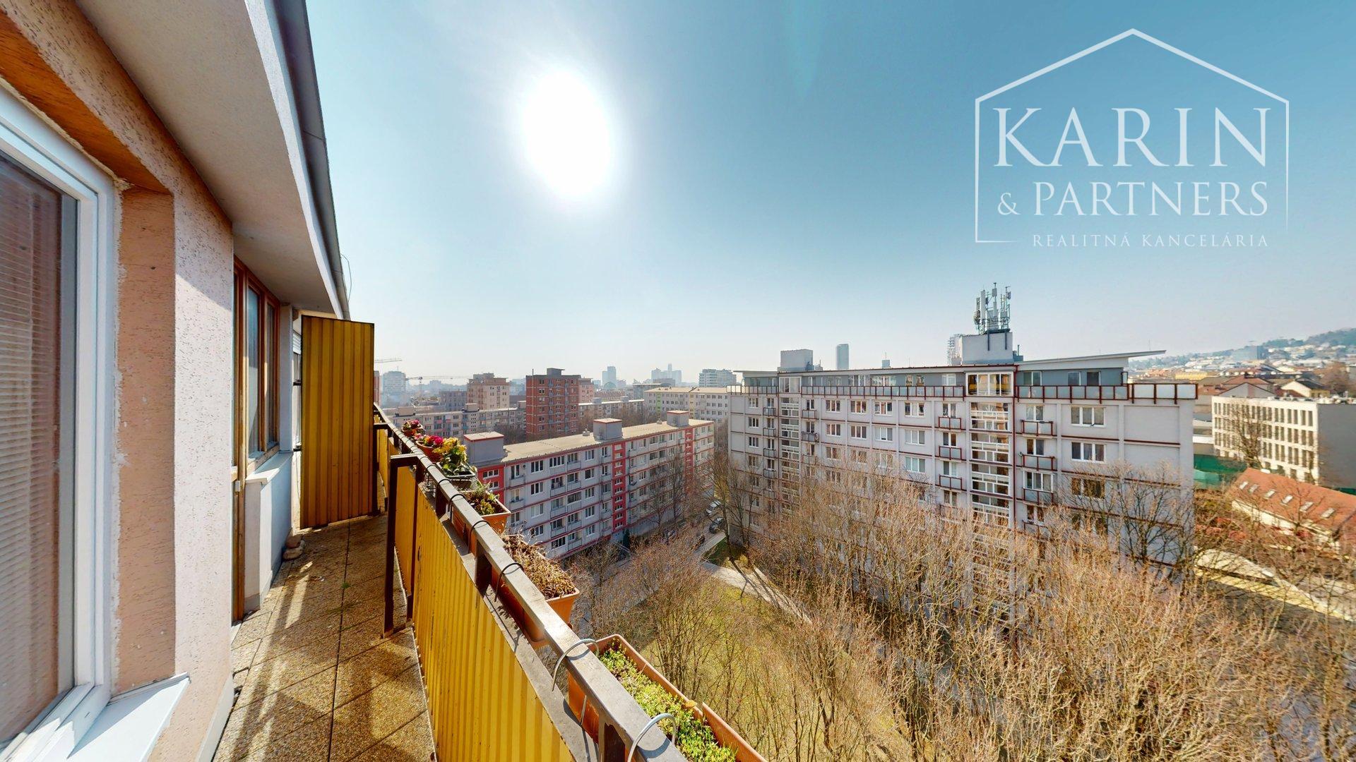 ZREKONŠTRUOVANÝ A ZARIADENÝ 2I BYT S ROZĽAHLOU TERASOU A PIVNICOU