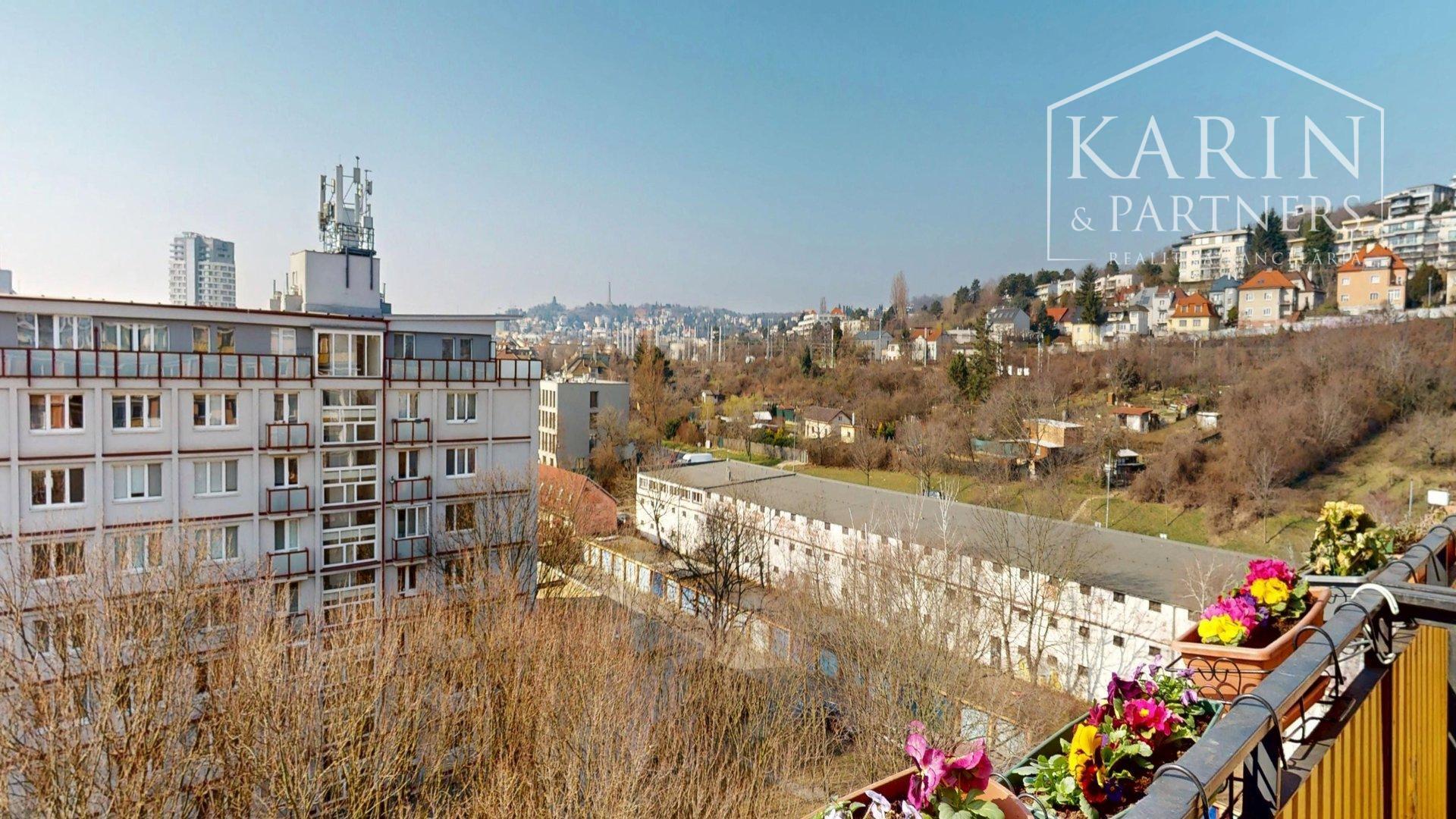 ZREKONŠTRUOVANÝ A ZARIADENÝ 2I BYT S ROZĽAHLOU TERASOU A PIVNICOU