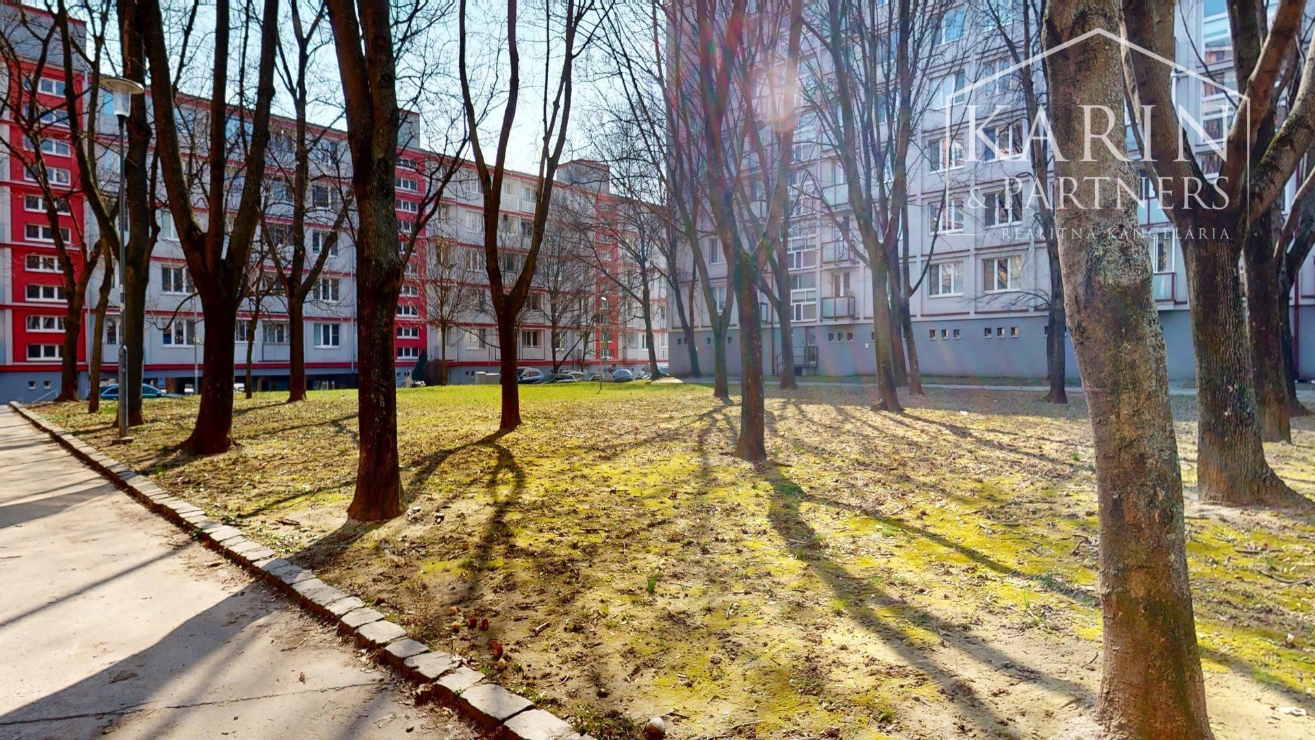 ZREKONŠTRUOVANÝ A ZARIADENÝ 2I BYT S ROZĽAHLOU TERASOU A PIVNICOU