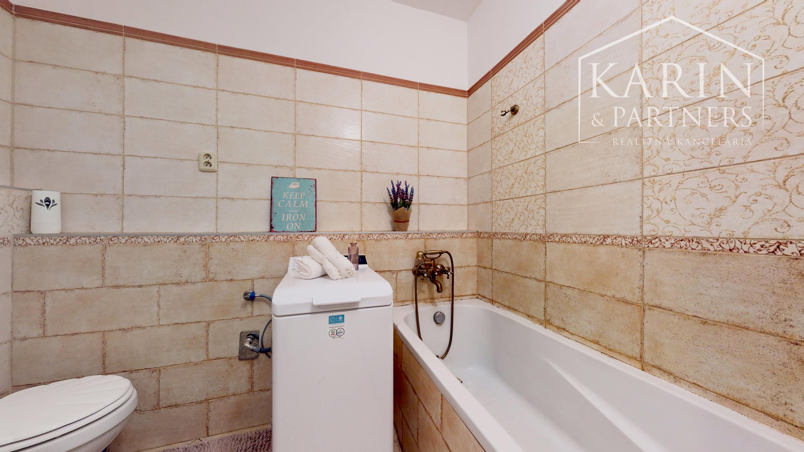 ZREKONŠTRUOVANÝ A ZARIADENÝ 2I BYT S ROZĽAHLOU TERASOU A PIVNICOU