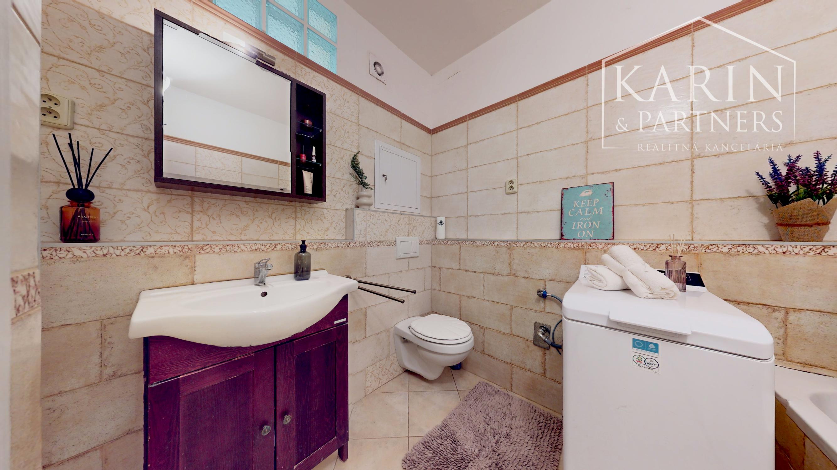 ZREKONŠTRUOVANÝ A ZARIADENÝ 2I BYT S ROZĽAHLOU TERASOU A PIVNICOU