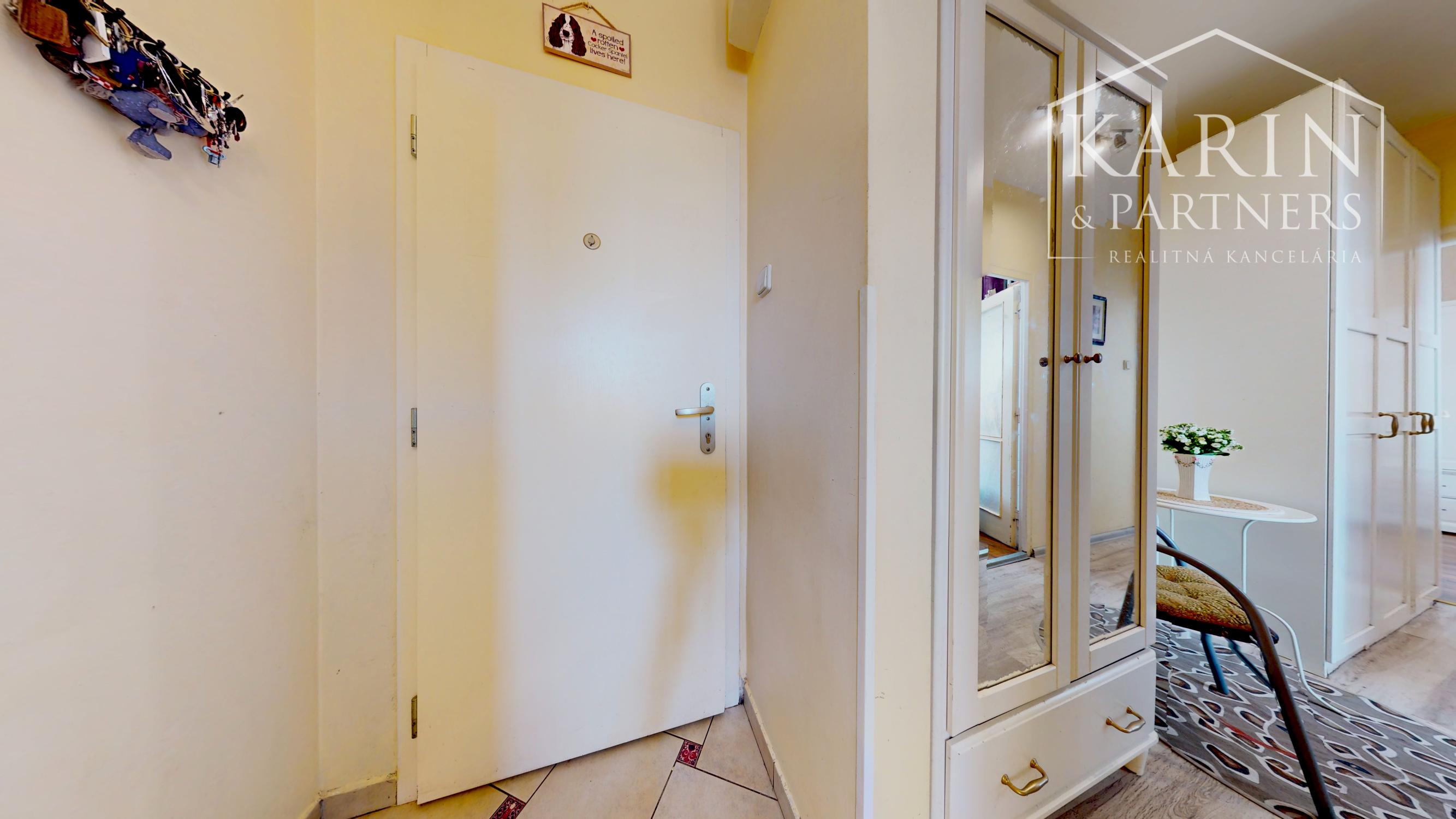 ZREKONŠTRUOVANÝ A ZARIADENÝ 2I BYT S ROZĽAHLOU TERASOU A PIVNICOU