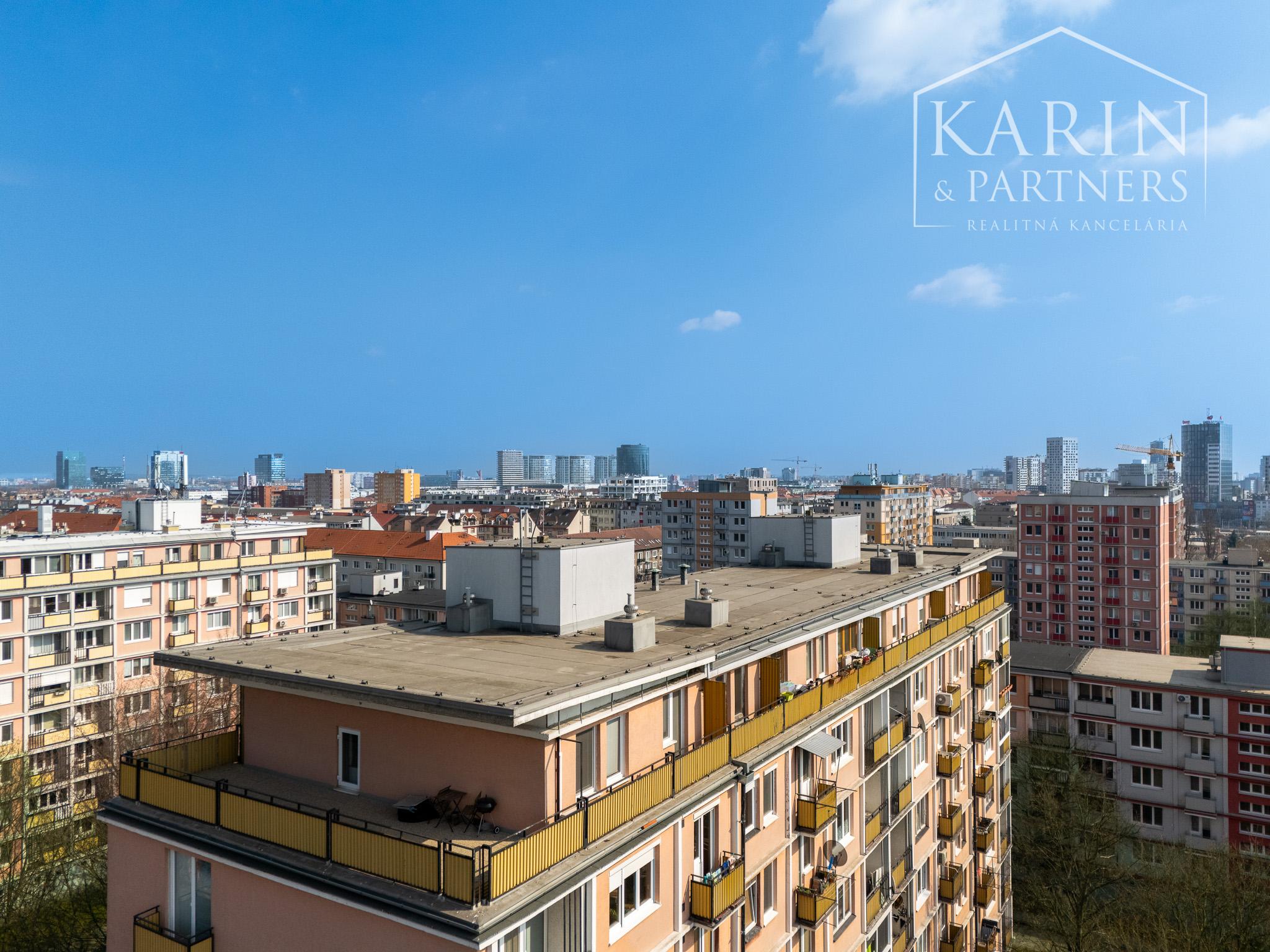 ZREKONŠTRUOVANÝ A ZARIADENÝ 2I BYT S ROZĽAHLOU TERASOU A PIVNICOU