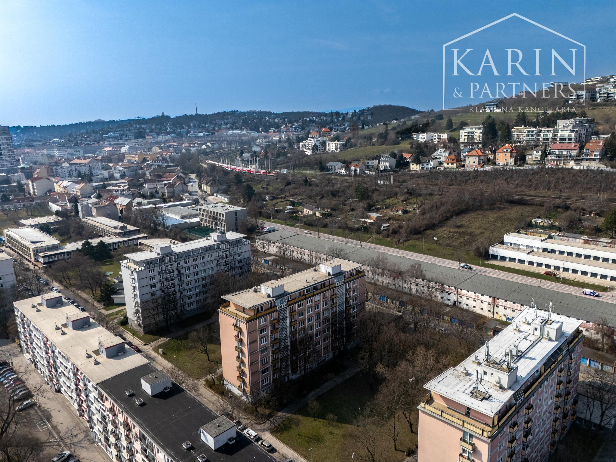 ZREKONŠTRUOVANÝ A ZARIADENÝ 2I BYT S ROZĽAHLOU TERASOU A PIVNICOU