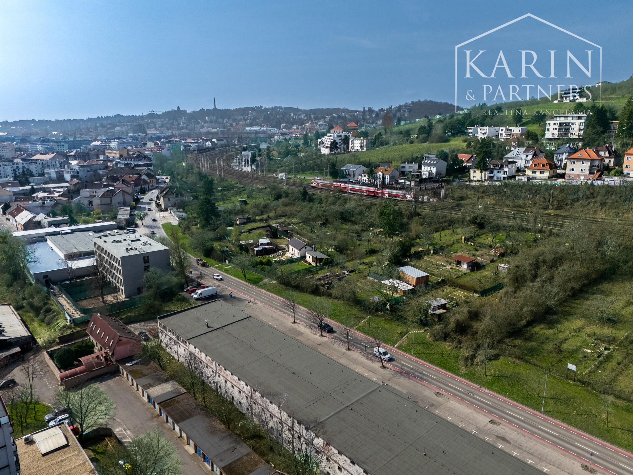 ZREKONŠTRUOVANÝ A ZARIADENÝ 2I BYT S ROZĽAHLOU TERASOU A PIVNICOU