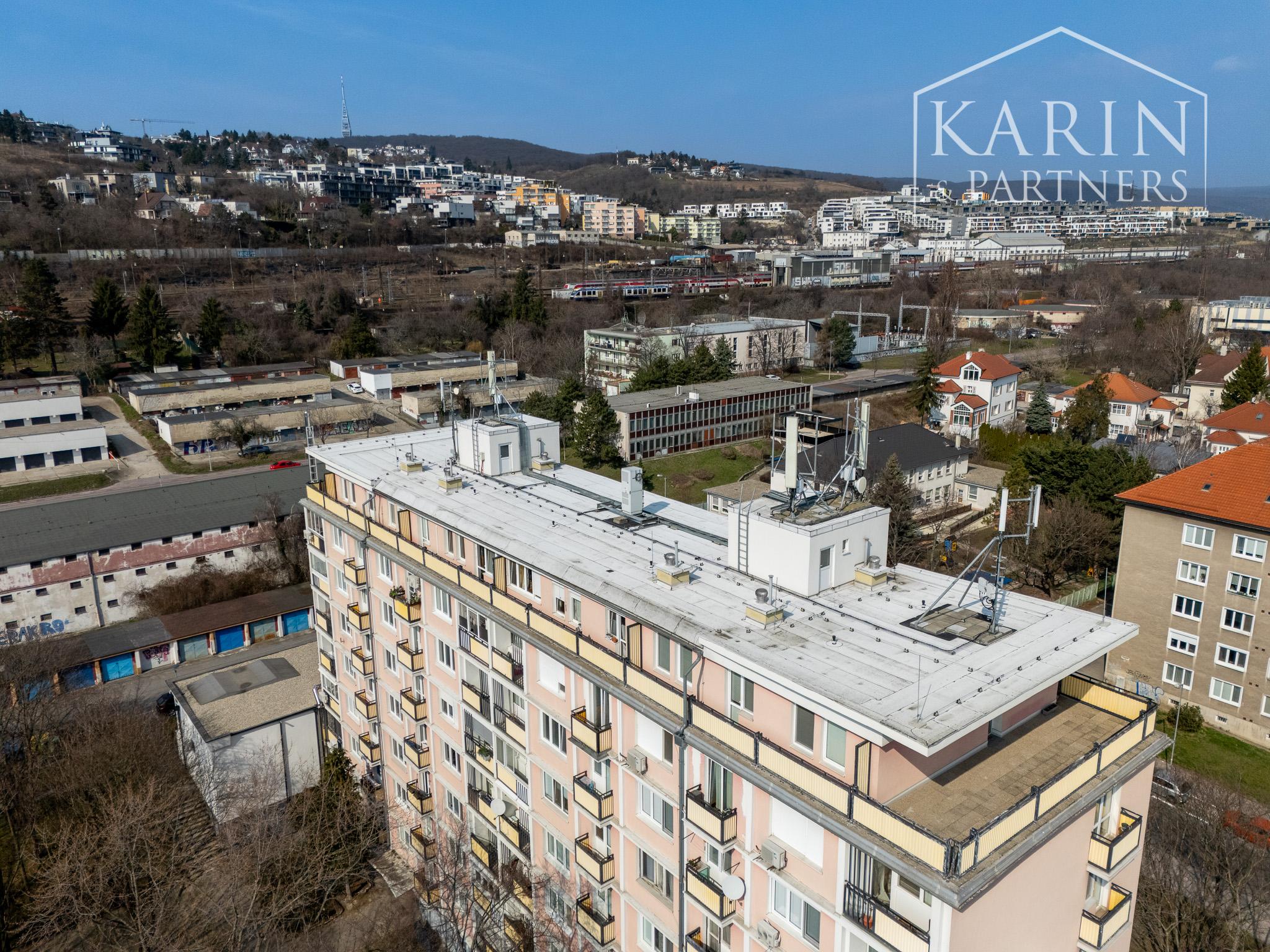 ZREKONŠTRUOVANÝ A ZARIADENÝ 2I BYT S ROZĽAHLOU TERASOU A PIVNICOU