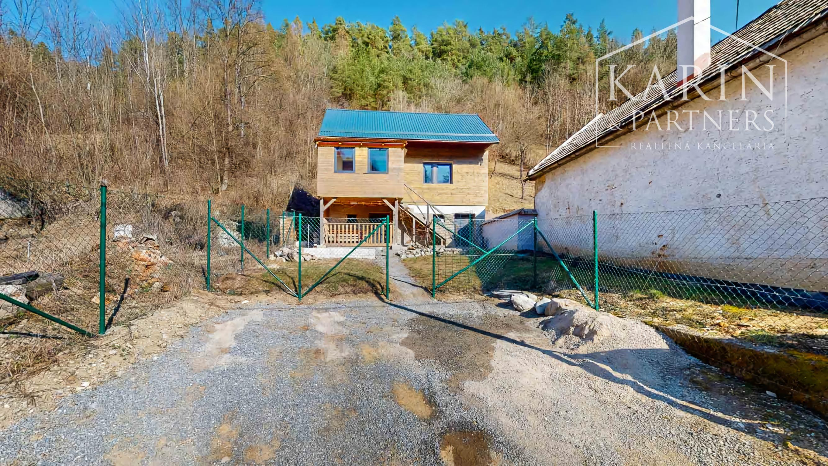 Čerstvá rekonštrukcia v lone prírody: Slnečný dom s vôňou dreva v obci Hiadeľ, len na skok od Banskej Bystrice!