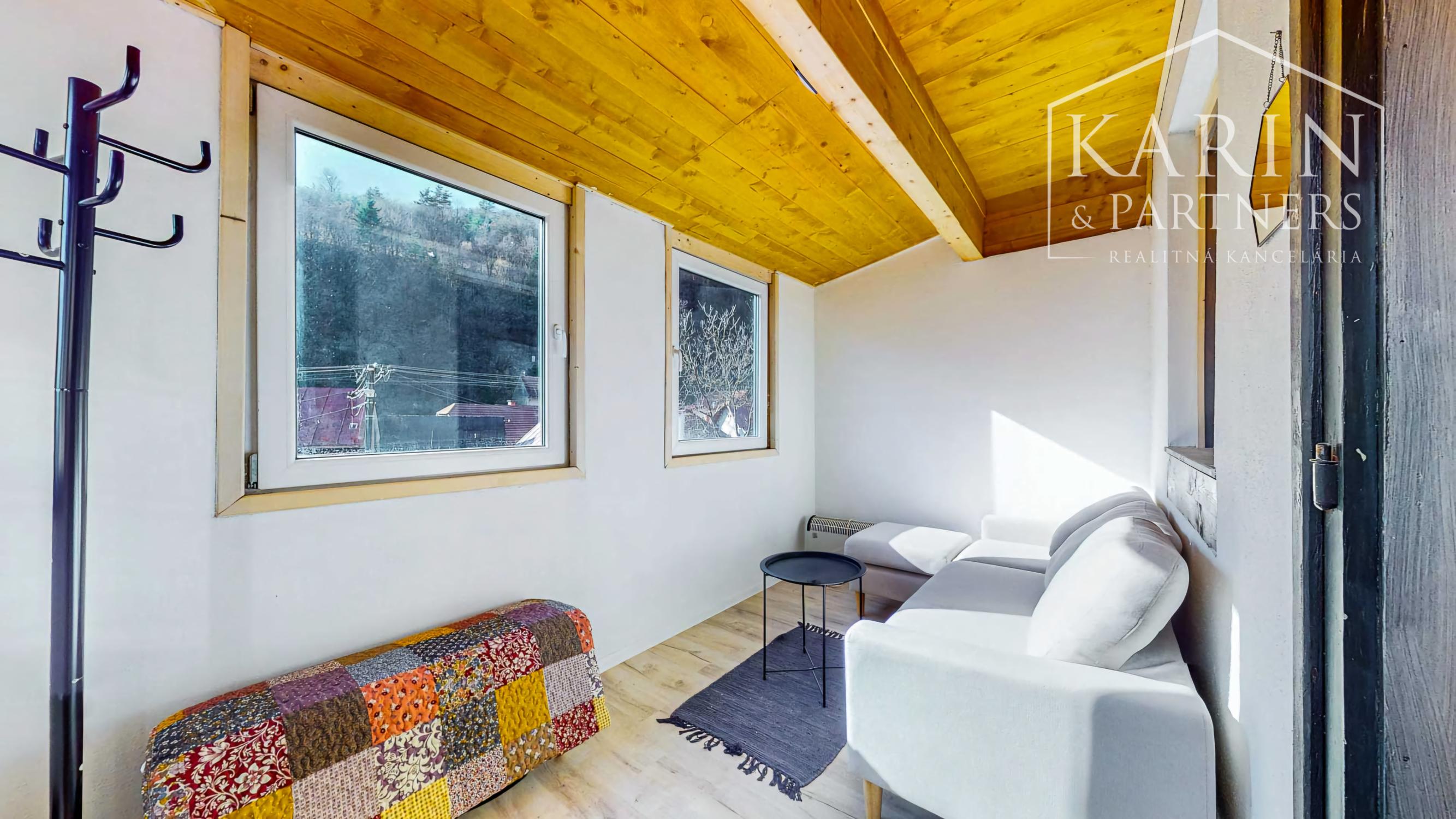 Čerstvá rekonštrukcia v lone prírody: Slnečný dom s vôňou dreva v obci Hiadeľ, len na skok od Banskej Bystrice!