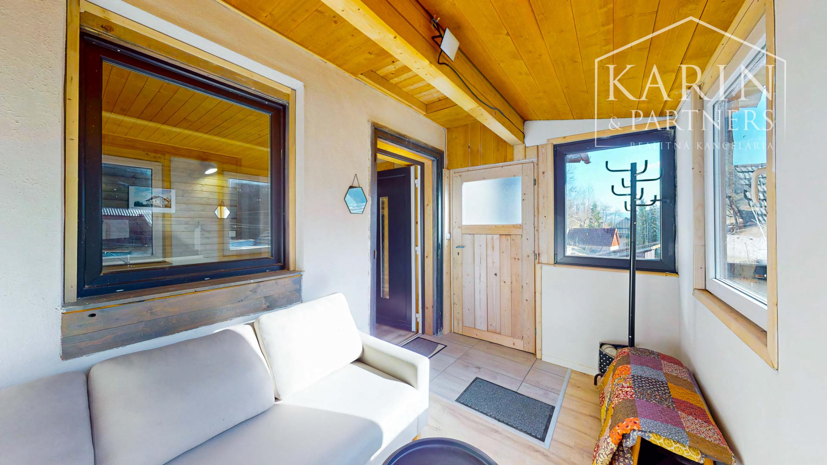 Čerstvá rekonštrukcia v lone prírody: Slnečný dom s vôňou dreva v obci Hiadeľ, len na skok od Banskej Bystrice!