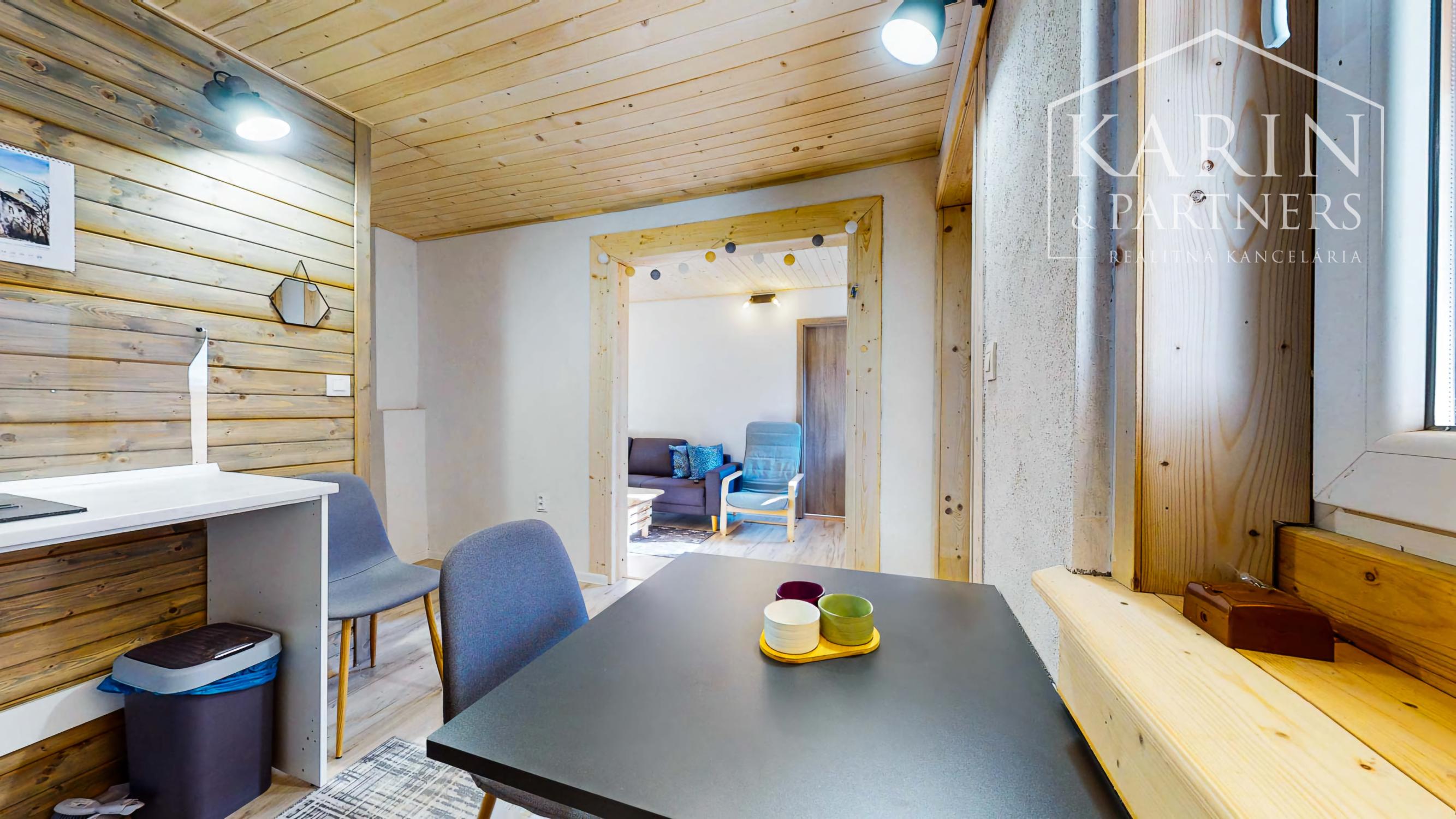 Čerstvá rekonštrukcia v lone prírody: Slnečný dom s vôňou dreva v obci Hiadeľ, len na skok od Banskej Bystrice!