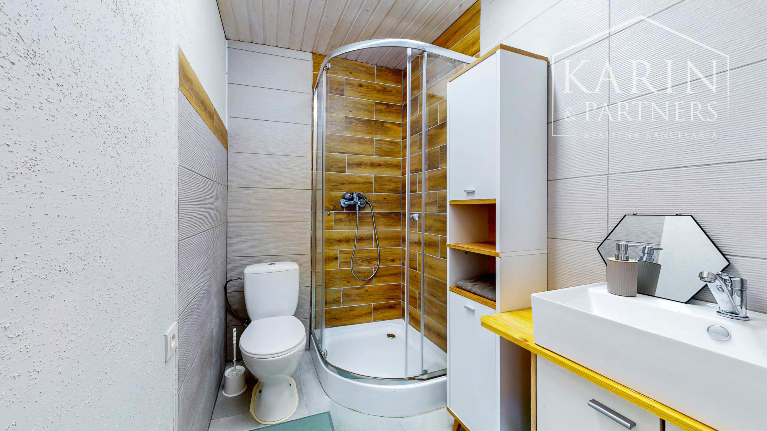 Čerstvá rekonštrukcia v lone prírody: Slnečný dom s vôňou dreva v obci Hiadeľ, len na skok od Banskej Bystrice!