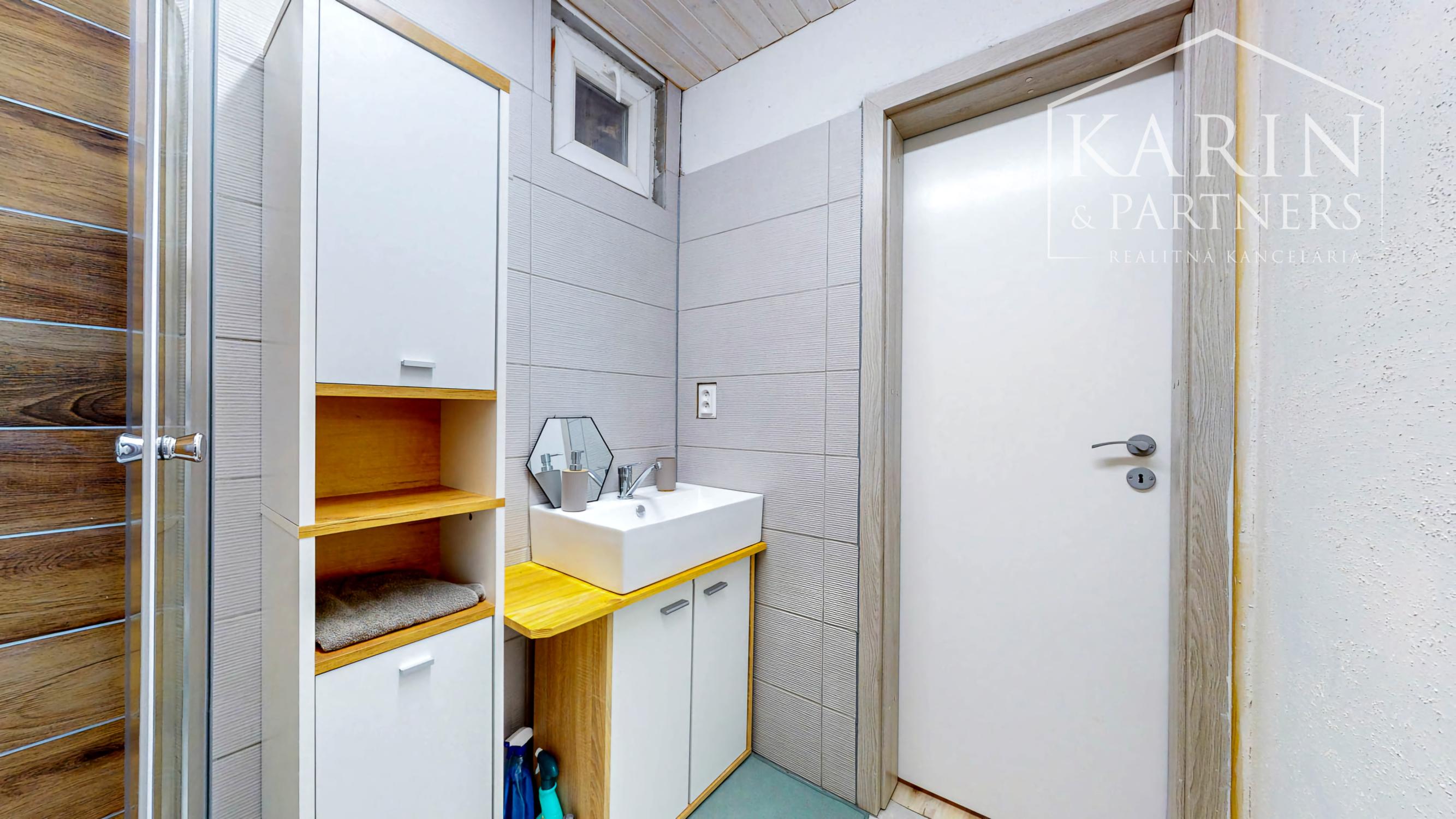 Čerstvá rekonštrukcia v lone prírody: Slnečný dom s vôňou dreva v obci Hiadeľ, len na skok od Banskej Bystrice!