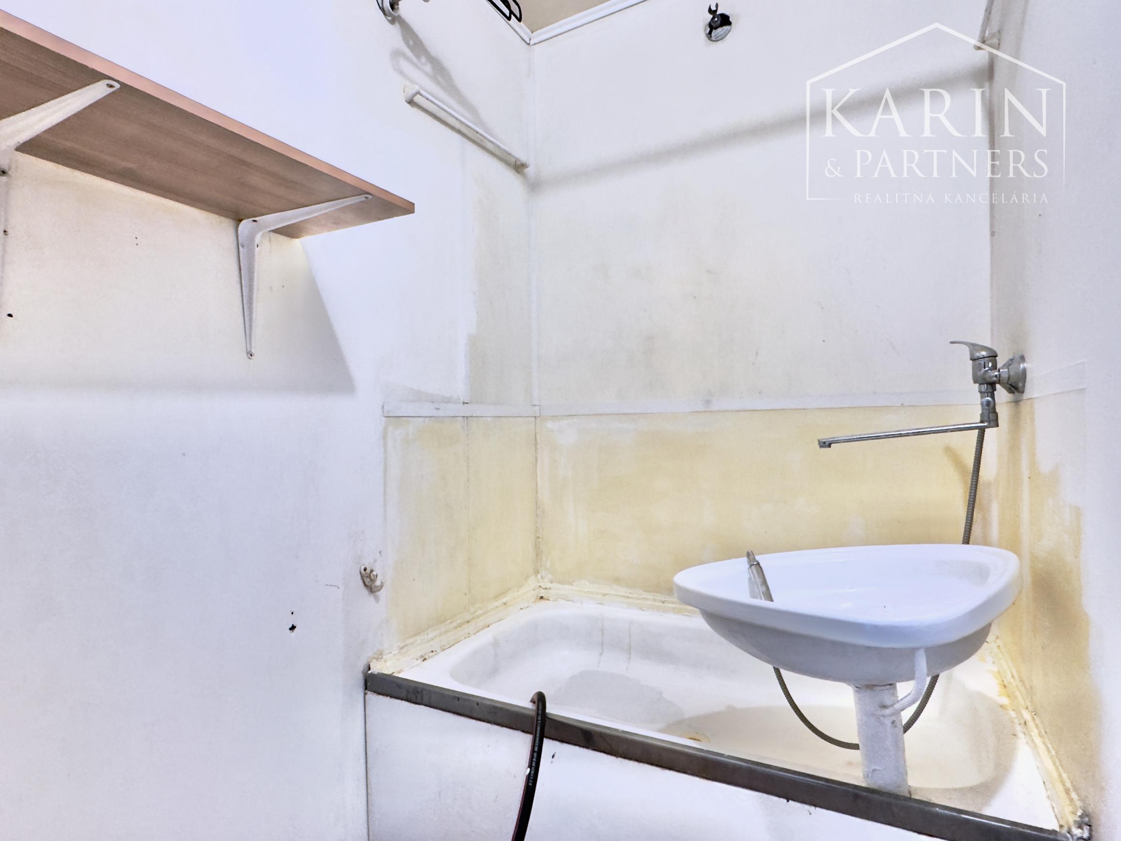 Dostupná garzónka s nízkymi nákladmi v žiadanej lokalite, L. Svobodu