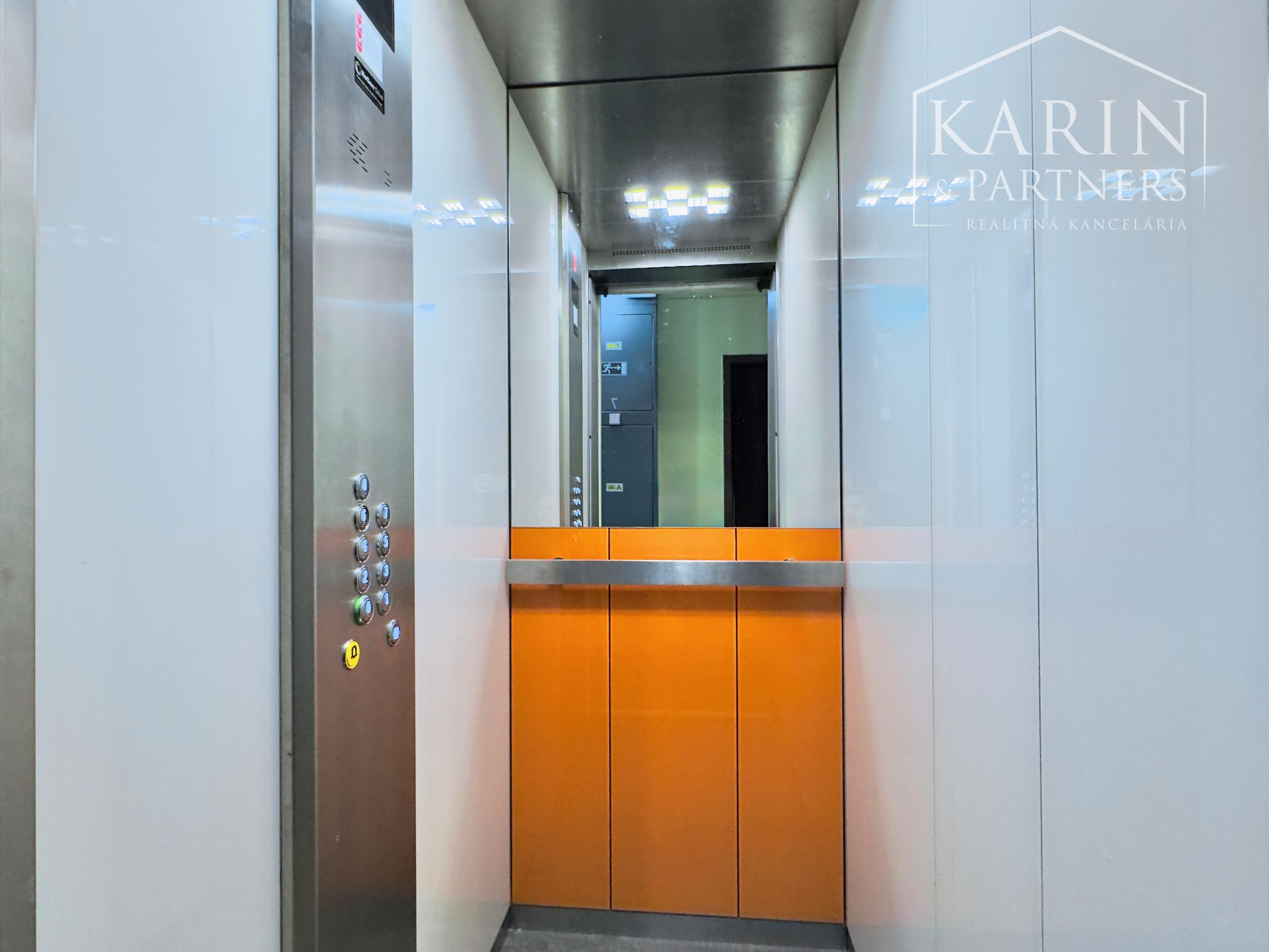 Dostupná garzónka s nízkymi nákladmi v žiadanej lokalite, L. Svobodu