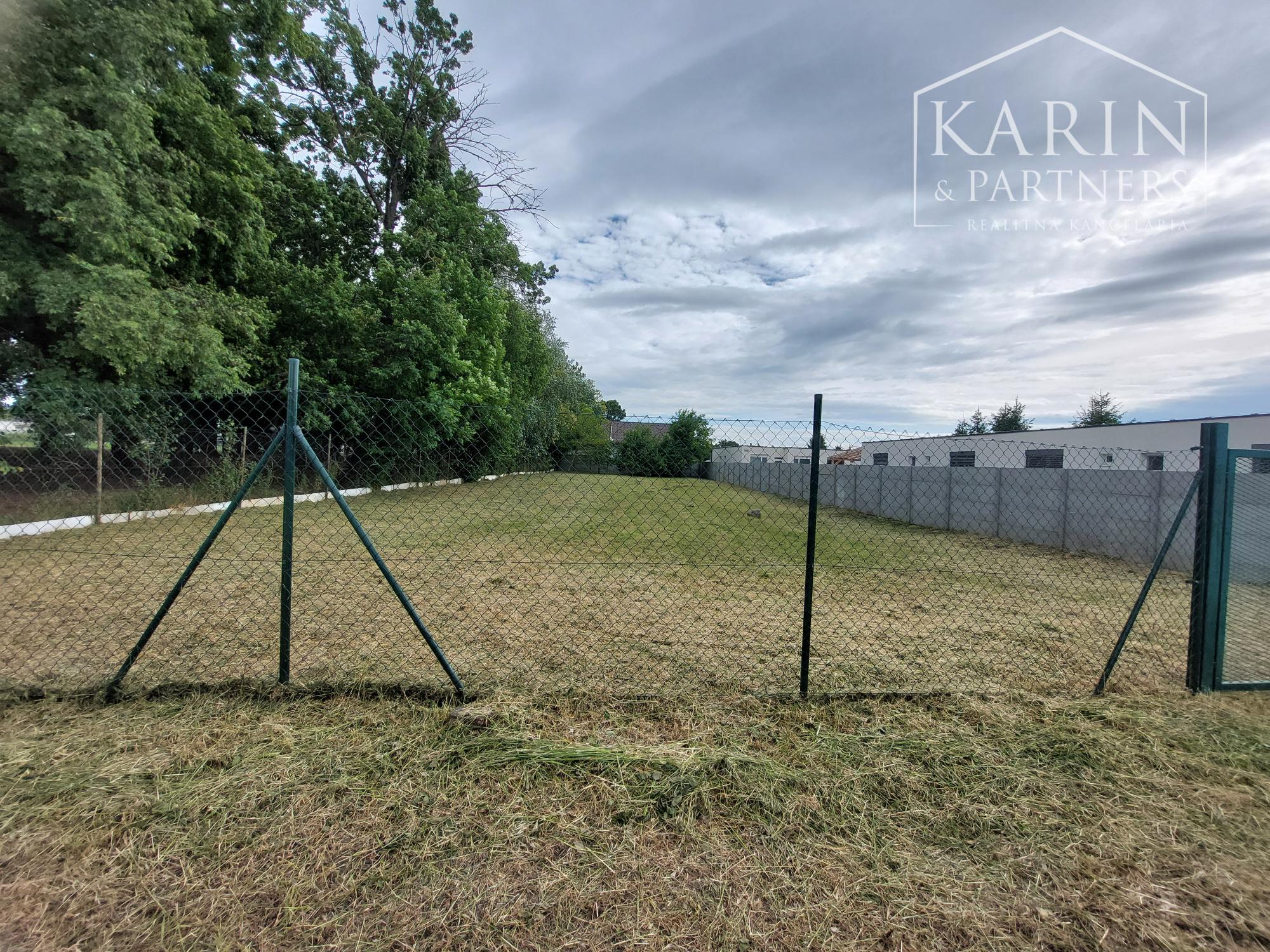 Rovinatý stavebný pozemok 1 072 m2, Hrubá Borša - okr. Senec