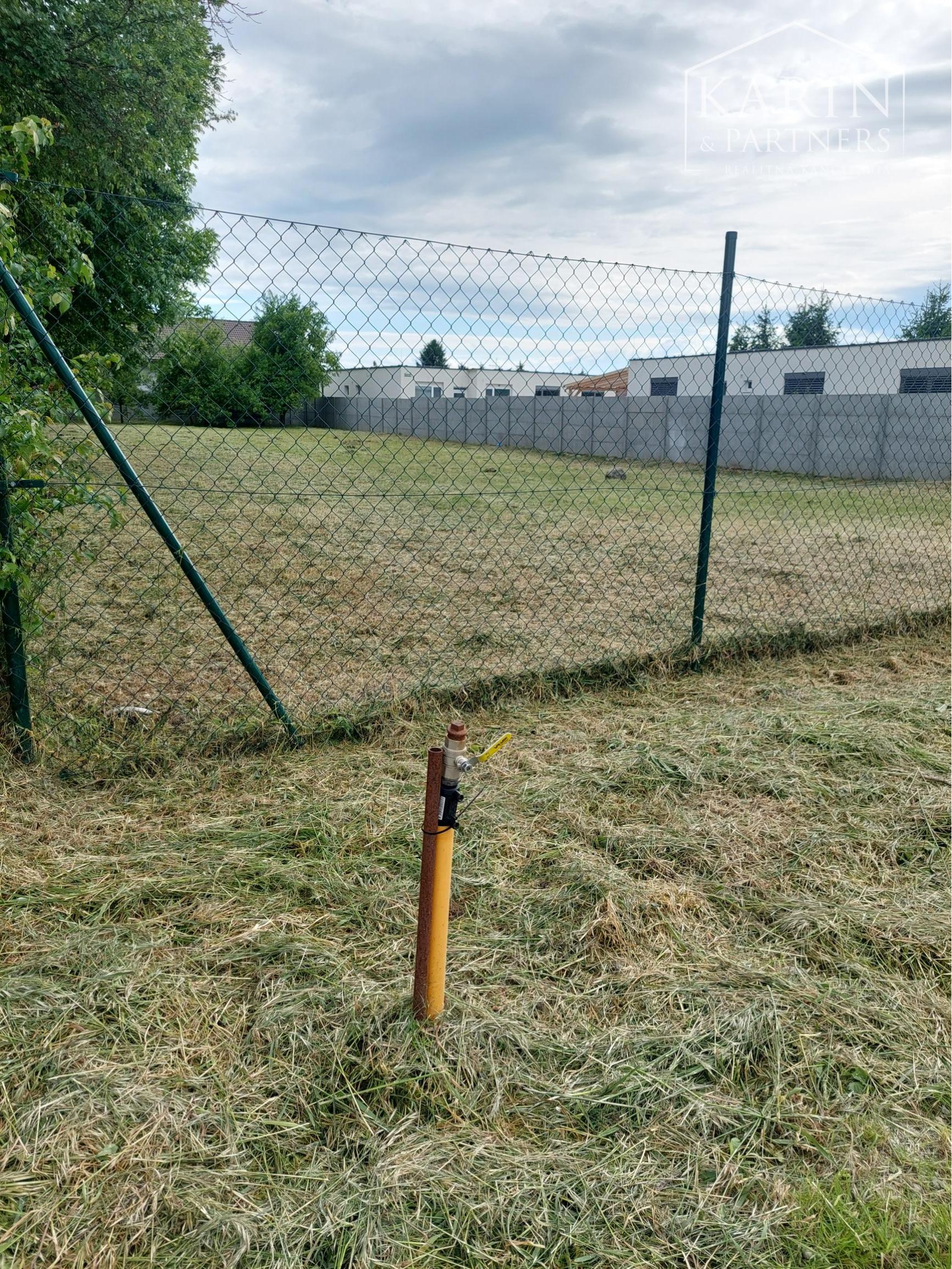 Rovinatý stavebný pozemok 1 072 m2, Hrubá Borša - okr. Senec