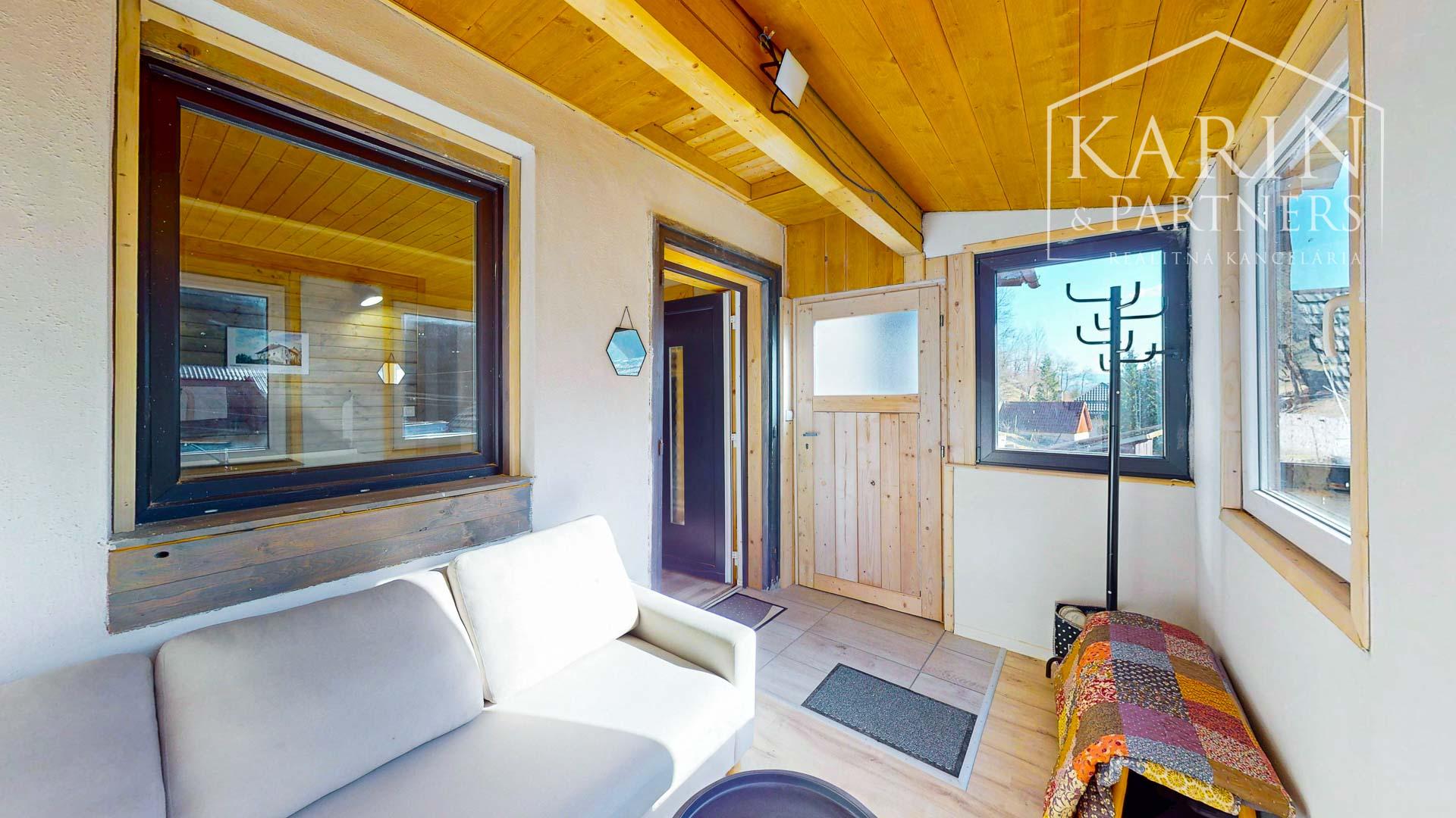 Aktuálne zrekonštruovaný slnečný rodinný dom v obci Hiadeľ, len na skok od Banskej Bystrice!