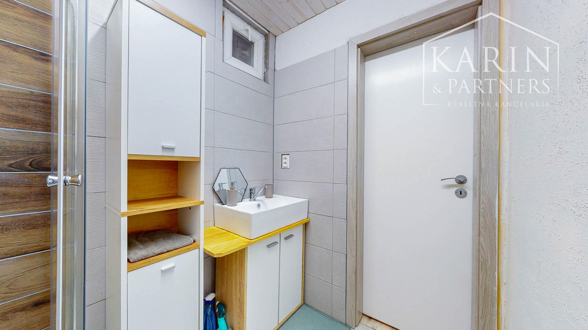 Aktuálne zrekonštruovaný slnečný rodinný dom v obci Hiadeľ, len na skok od Banskej Bystrice!