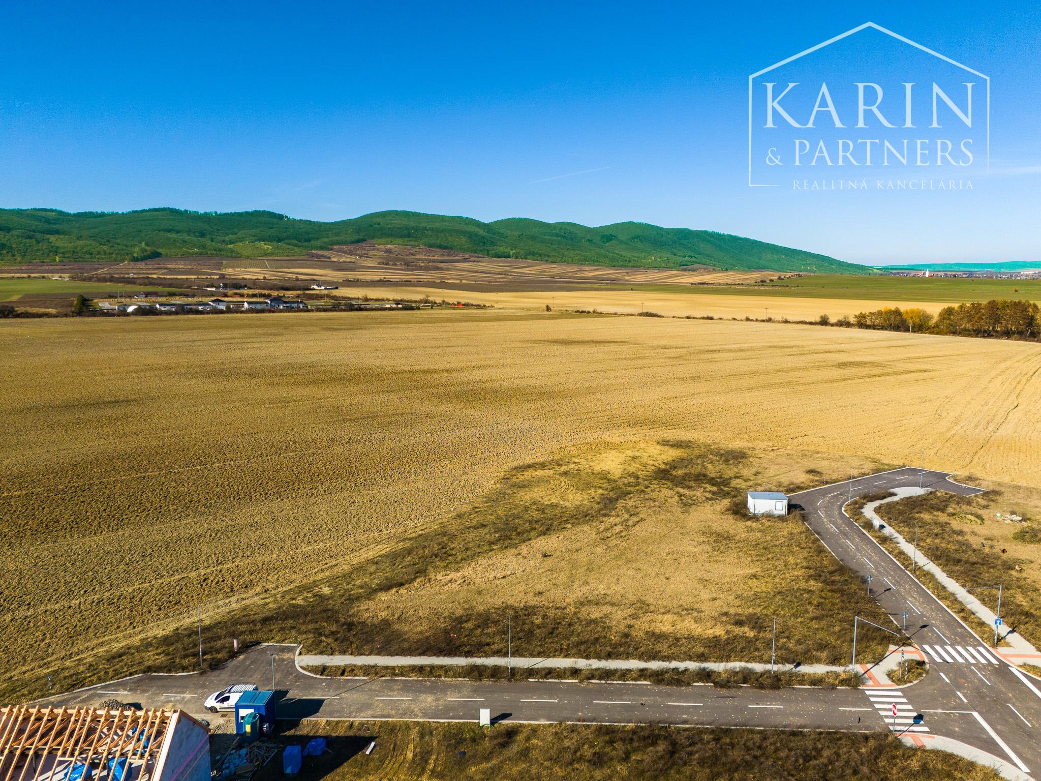 Slnečný pozemok 559 m² s projektom domu