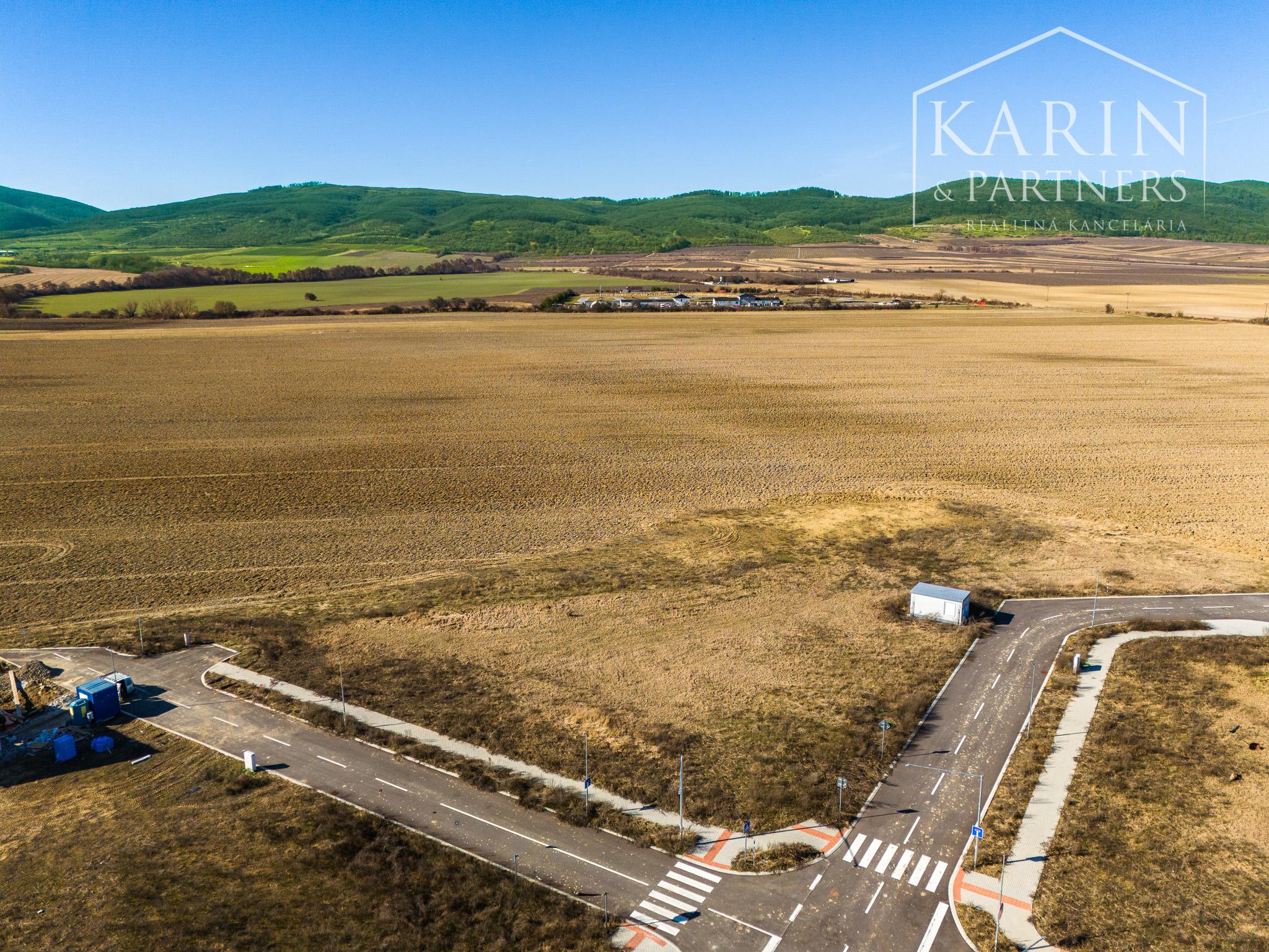 Slnečný pozemok 559 m² s projektom domu