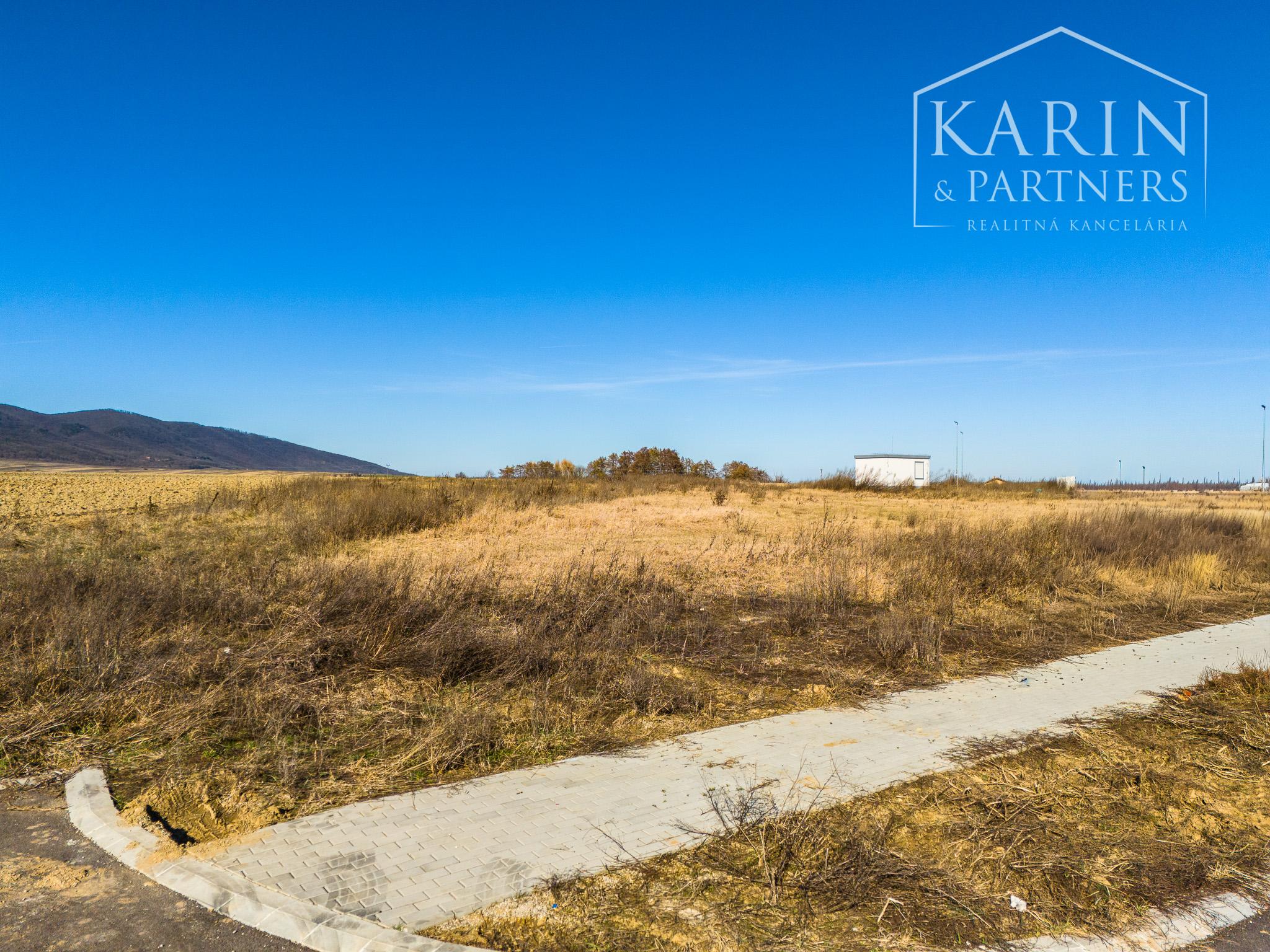 Slnečný pozemok 559 m² s projektom domu