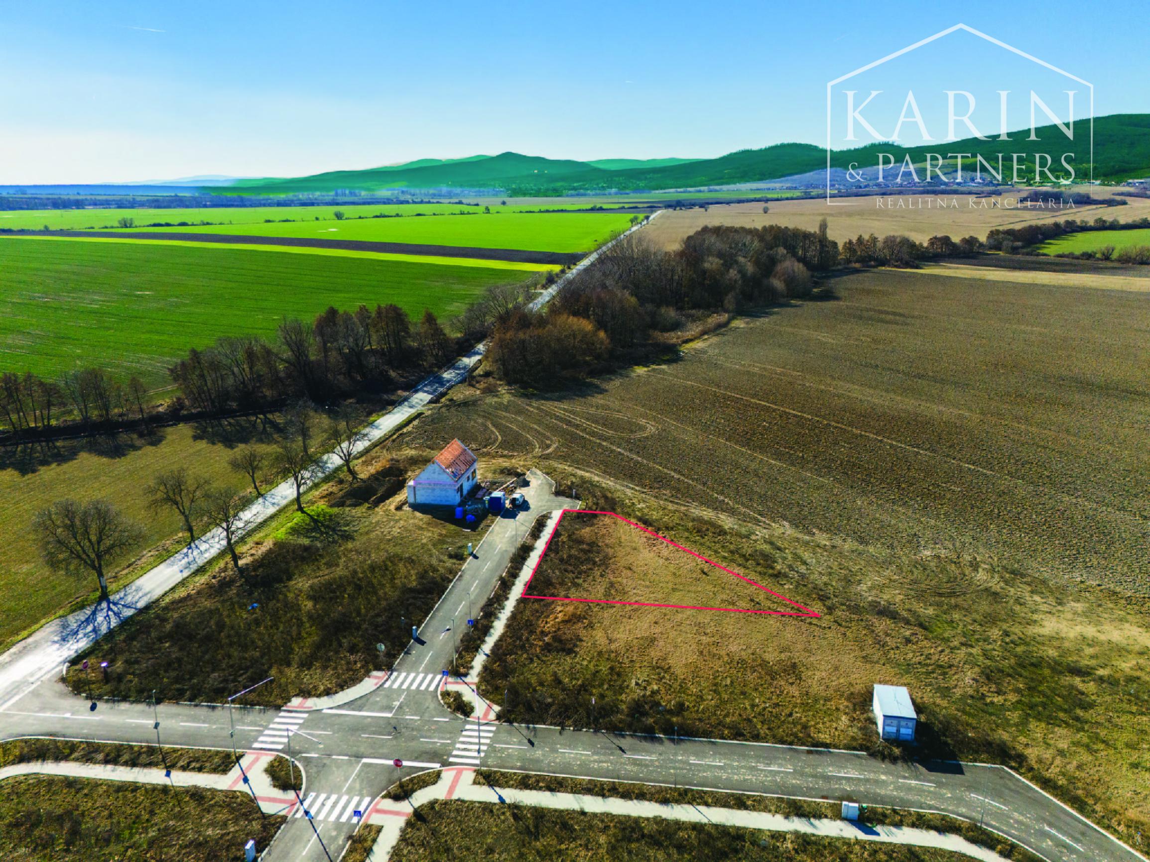 Slnečný pozemok 559 m² s projektom domu