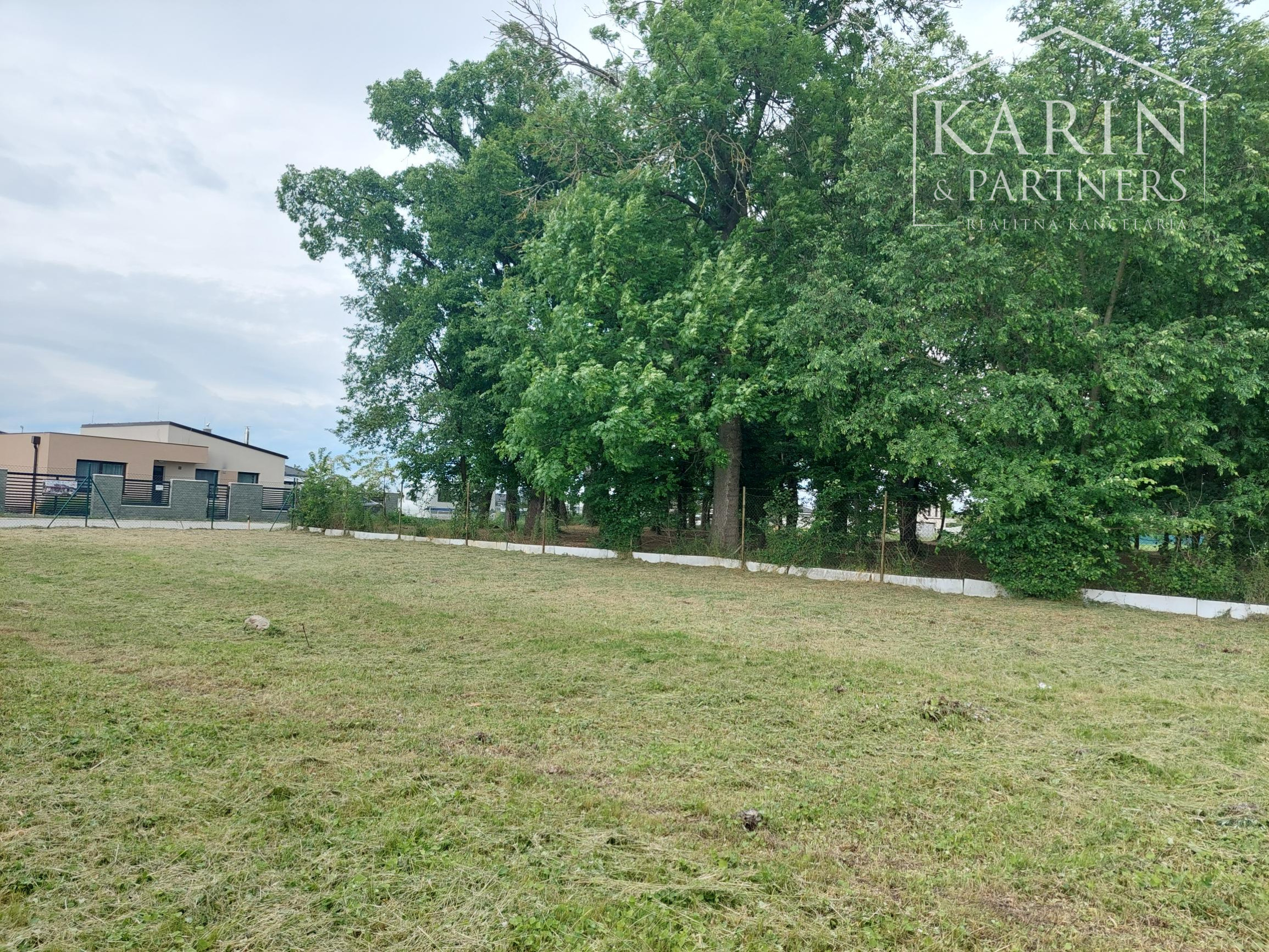Rovinatý stavebný pozemok 1 072 m2, všetky IS