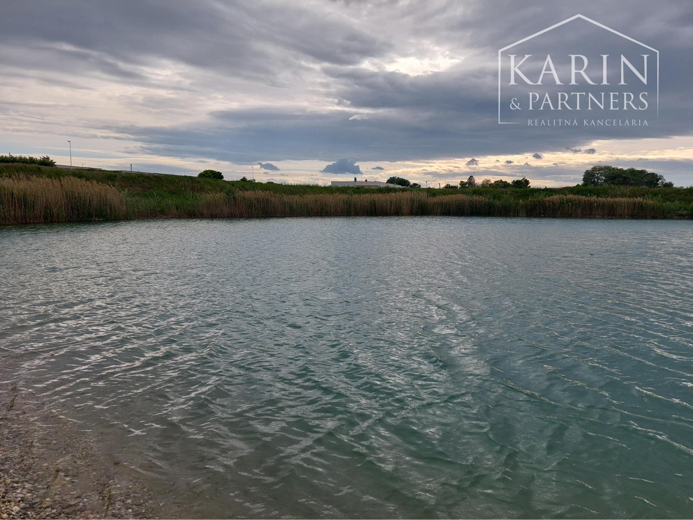 Rovinatý stavebný pozemok 1 072 m2, všetky IS