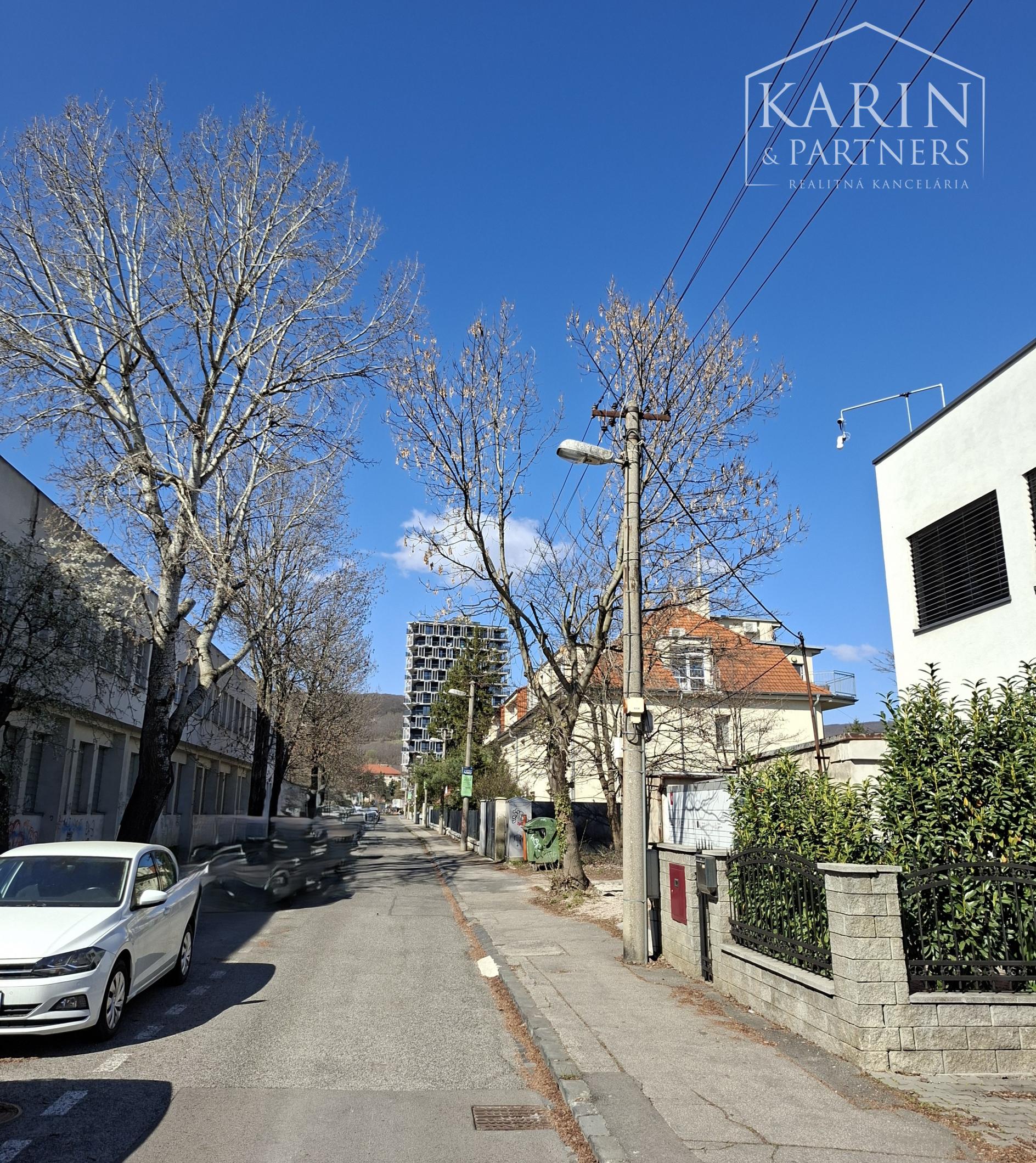 PRENÁJOM: 3 I. BYT 80 M2 V DOME, BRATISLAVA - NOVÉ MESTO, CENA:  950 €/ MESIAC + (PARKOVANIE MOŽNÉ PRED DOMOM).