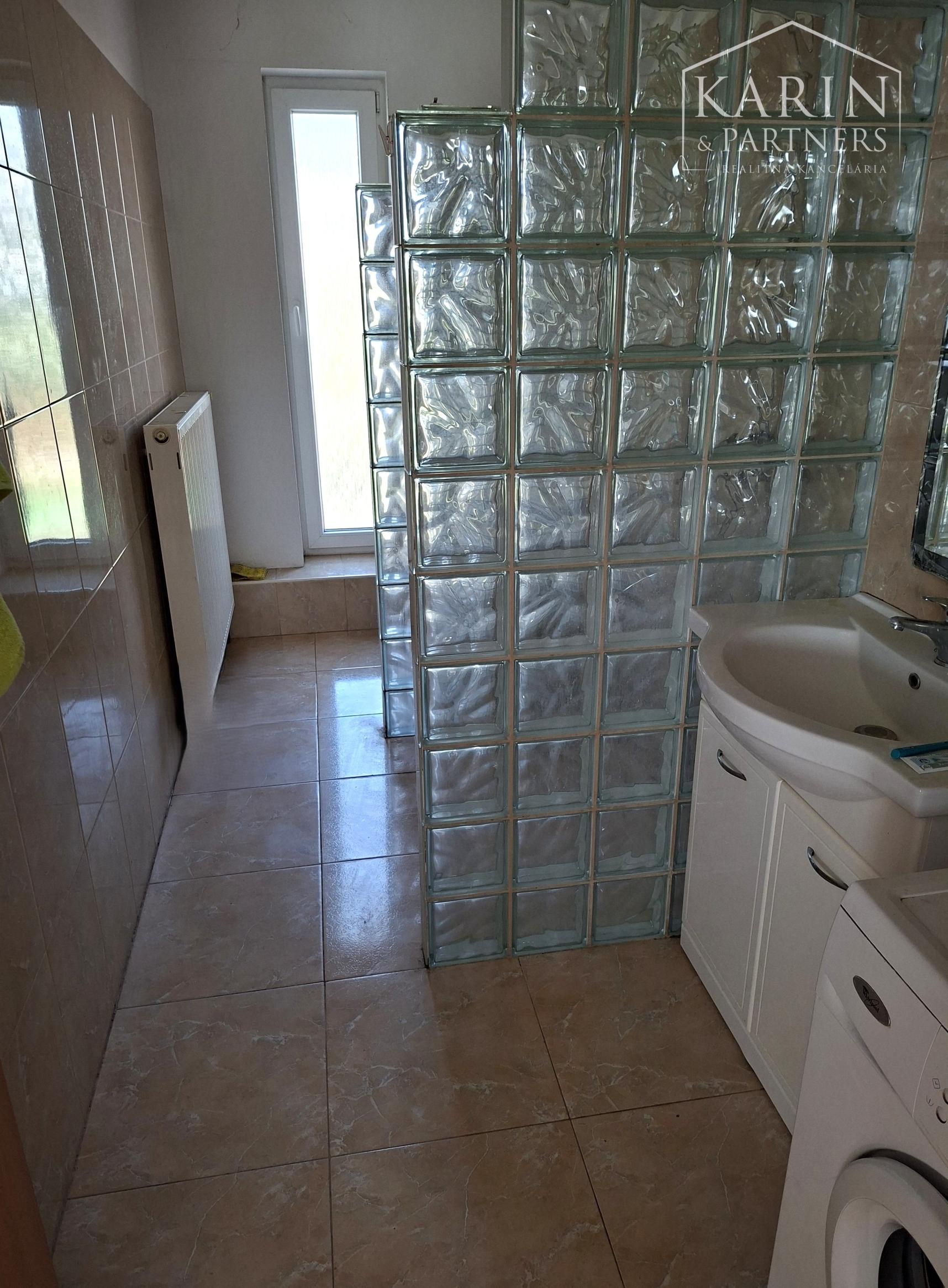 PRENÁJOM: 3 I. BYT 80 M2 V DOME, BRATISLAVA - NOVÉ MESTO, CENA:  950 €/ MESIAC + (PARKOVANIE MOŽNÉ PRED DOMOM).