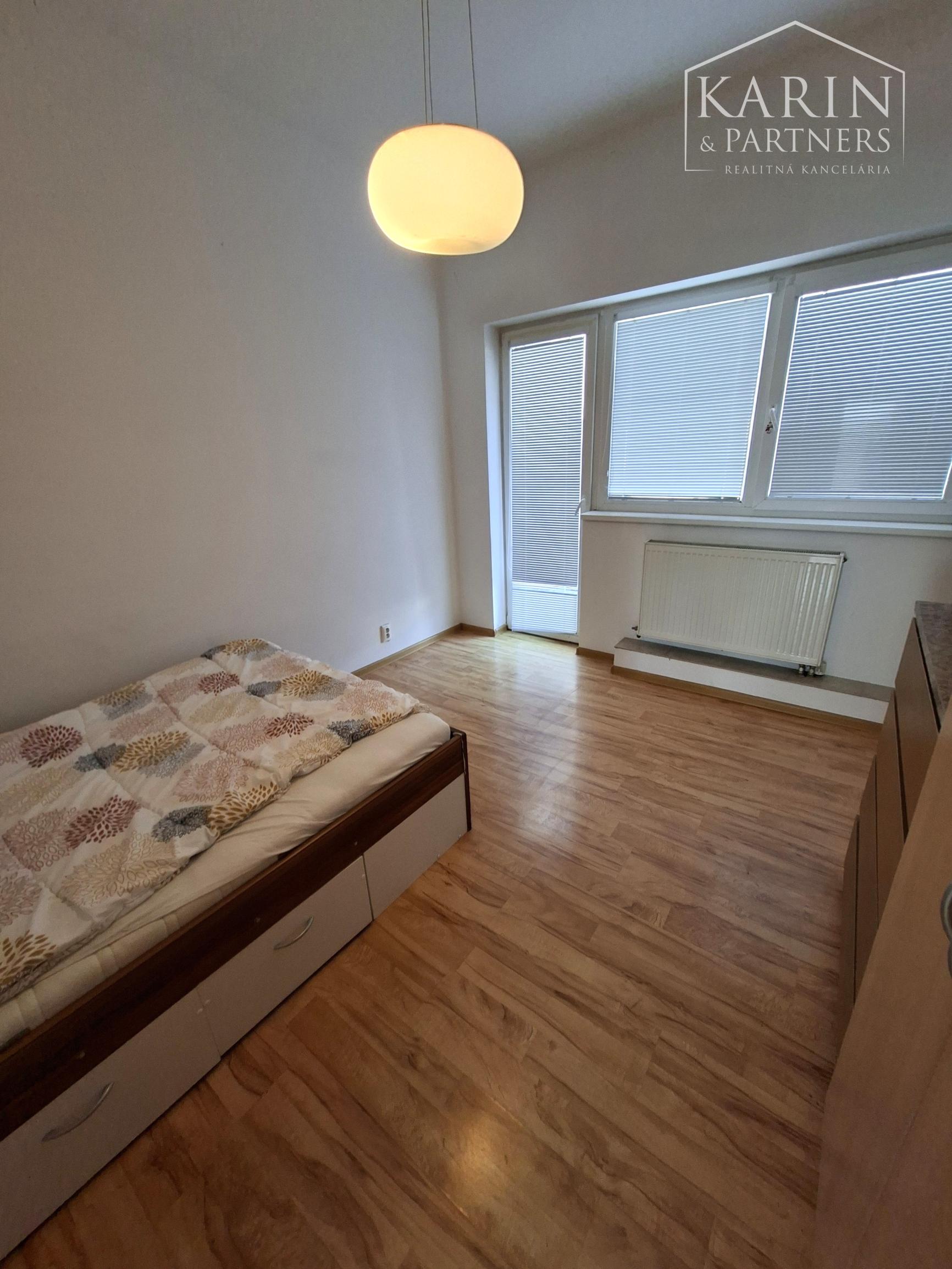 PRENÁJOM: 3 I. BYT 80 M2 V DOME, BRATISLAVA - NOVÉ MESTO, CENA:  950 €/ MESIAC + (PARKOVANIE MOŽNÉ PRED DOMOM).
