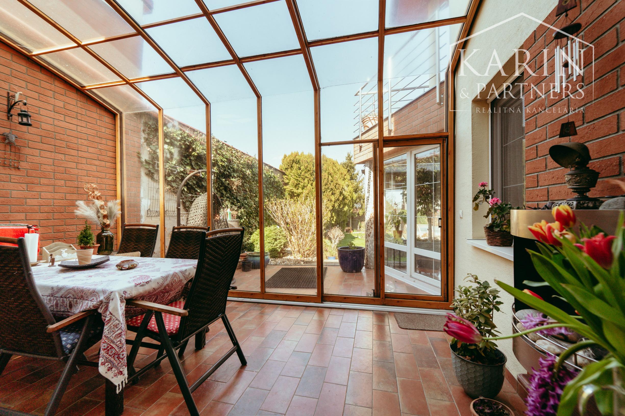 STUPAVA - Rodinný dom s atmosférou  - 5 izieb, záhrada, záhradný domček, bazén, parkovanie