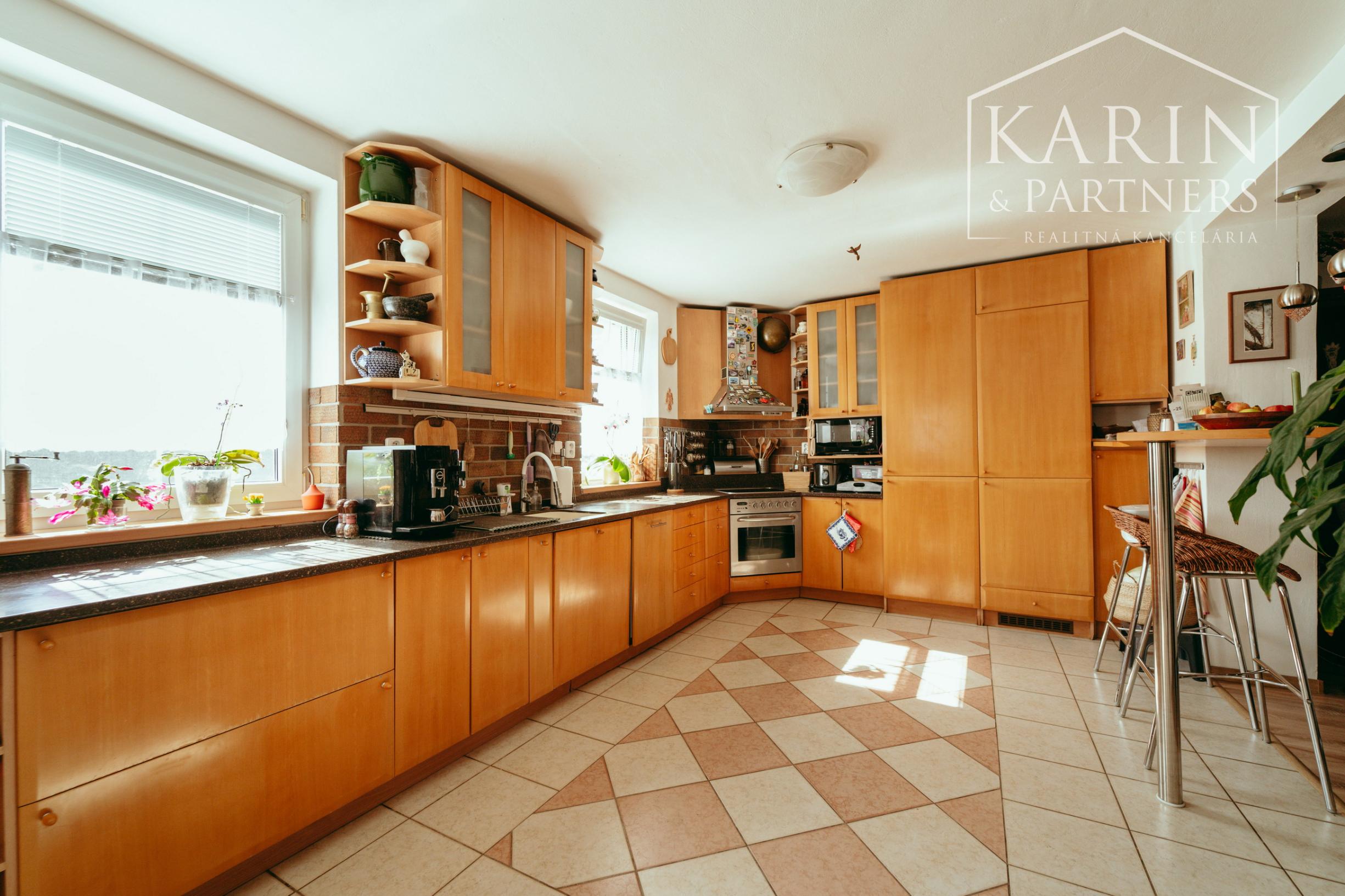 STUPAVA - Rodinný dom s atmosférou  - 5 izieb, záhrada, záhradný domček, bazén, parkovanie