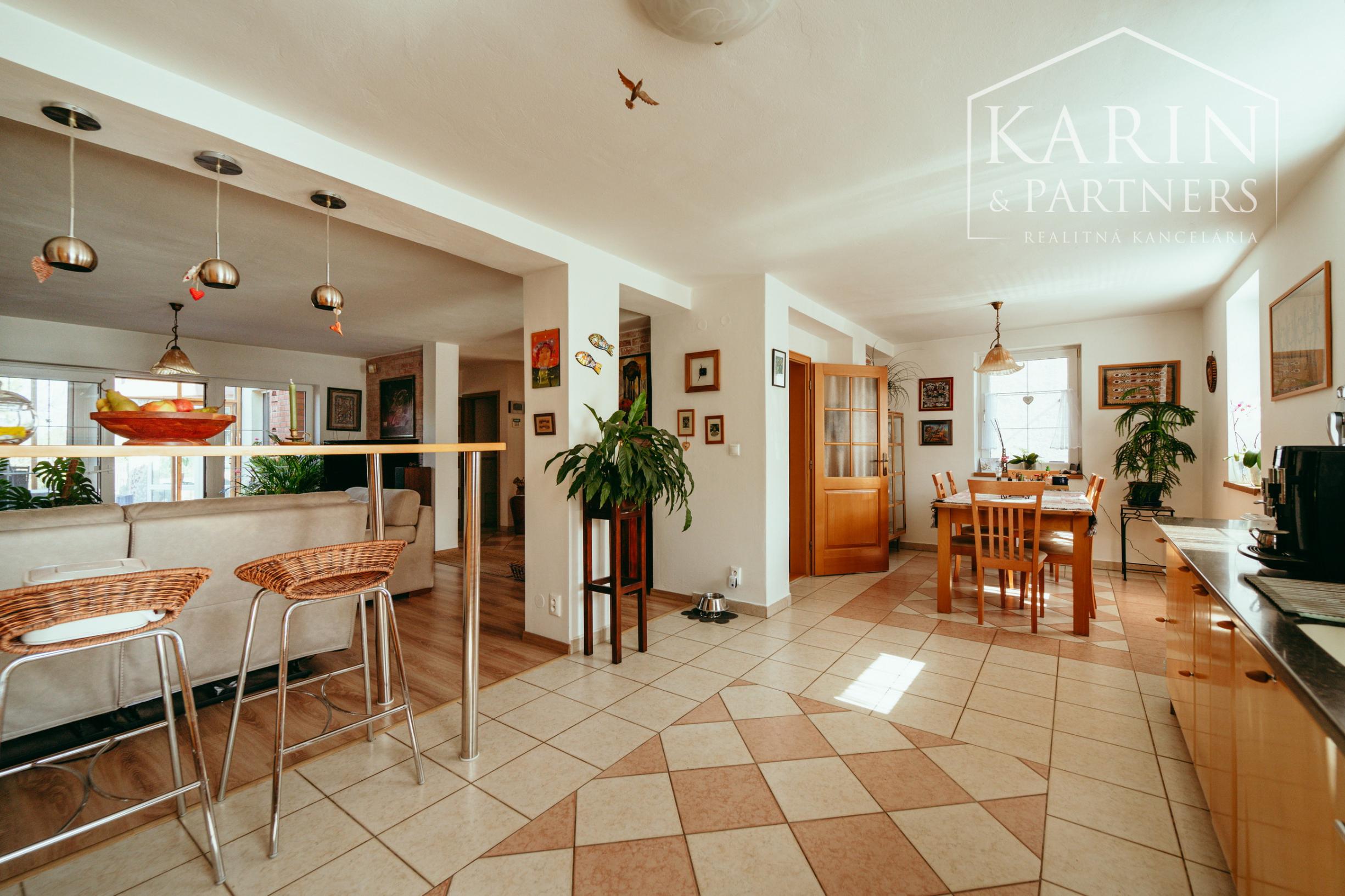 STUPAVA - Rodinný dom s atmosférou  - 5 izieb, záhrada, záhradný domček, bazén, parkovanie