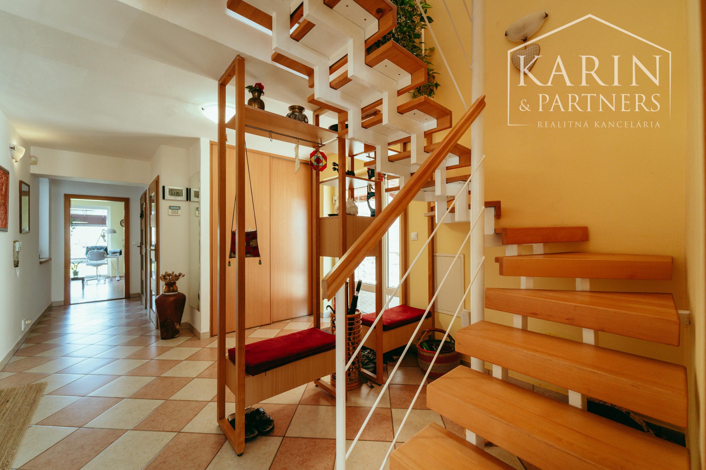 STUPAVA - Rodinný dom s atmosférou  - 5 izieb, záhrada, záhradný domček, bazén, parkovanie