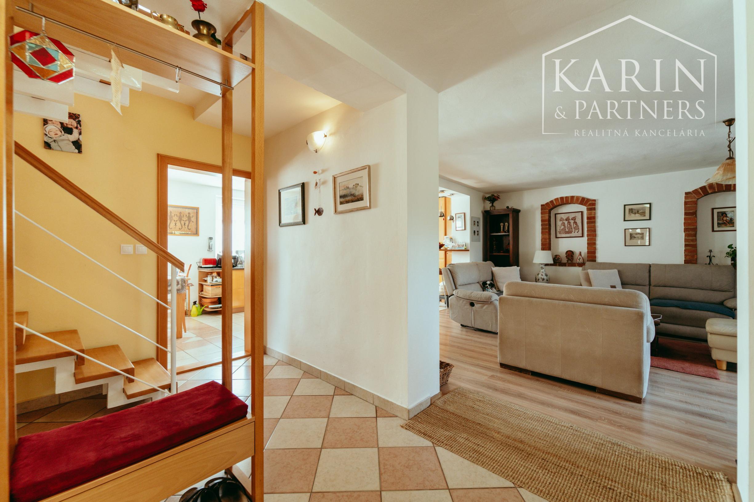 STUPAVA - Rodinný dom s atmosférou  - 5 izieb, záhrada, záhradný domček, bazén, parkovanie